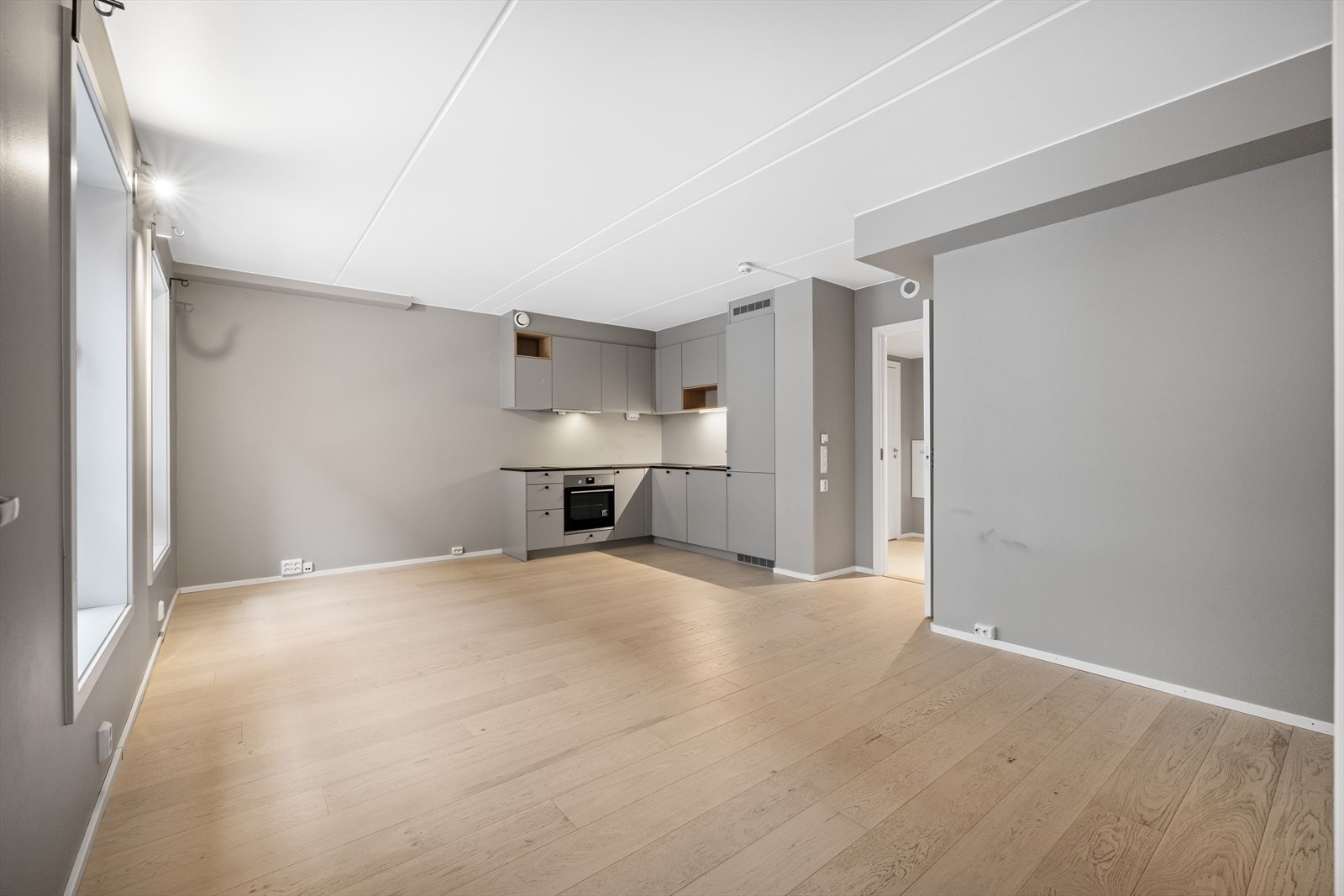 Lys og innbydende stue med åpen kjøkkenløsning Galleribilde