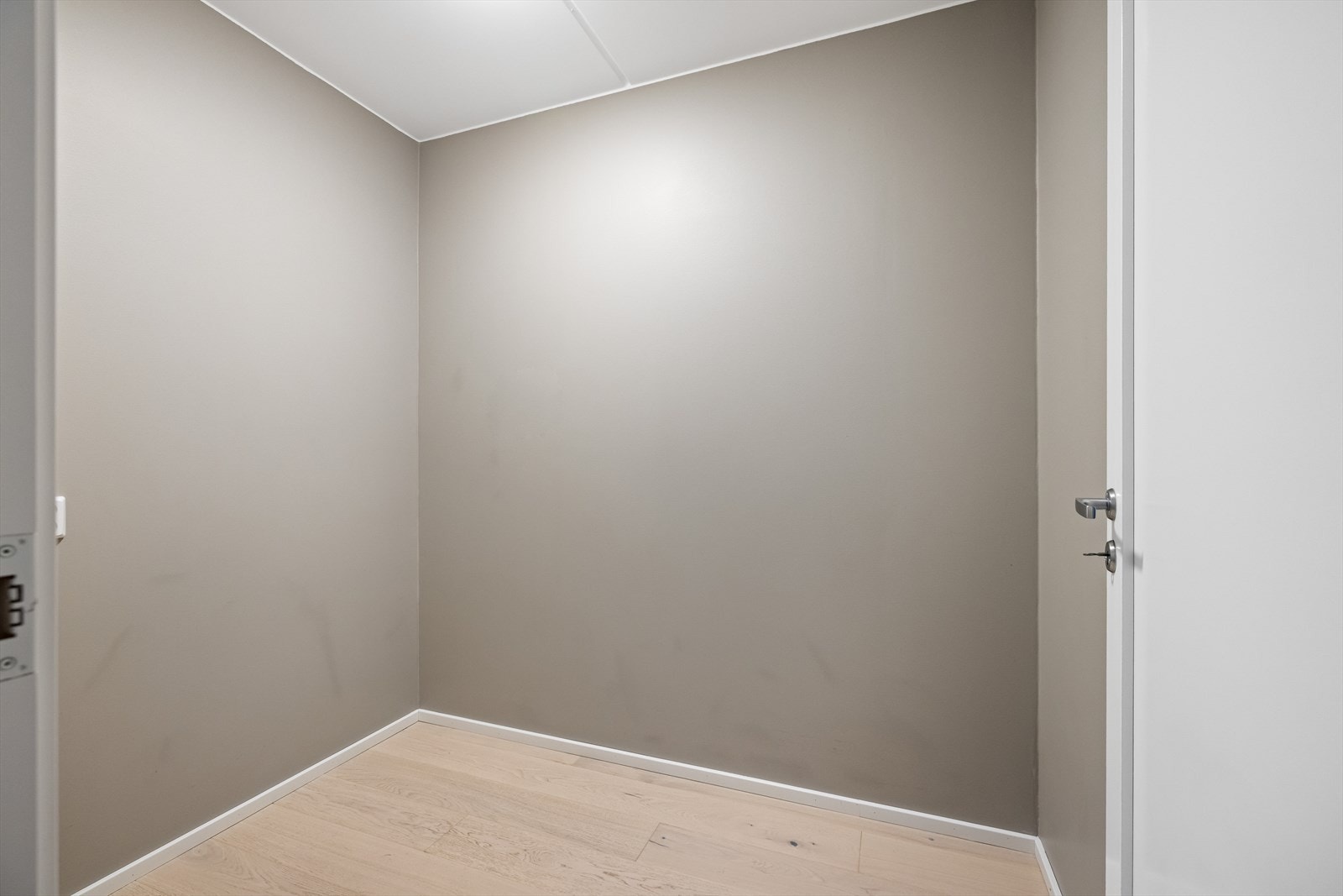 Praktisk walk-in closet tilknyttet soverom 2. Rommet kan også benyttes som bod Galleribilde