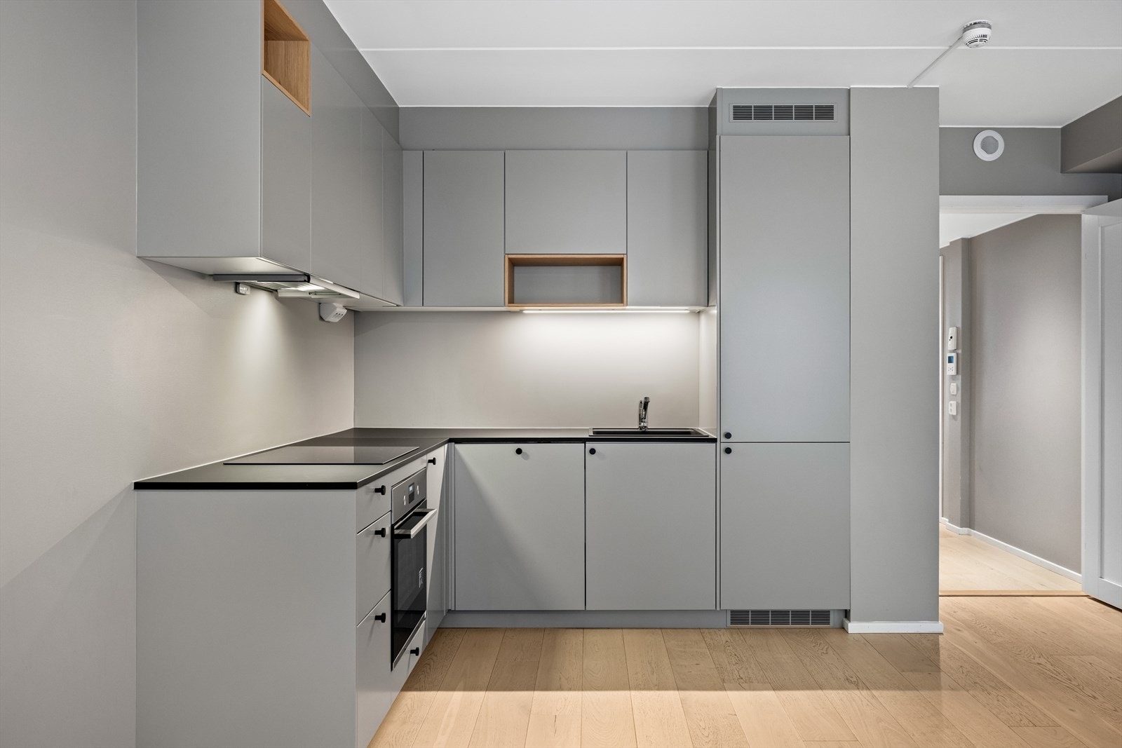 Her er det utstyrt med kjøl/fryseskap, oppvaskmaskin, induksjonstopp og stekeovn. For ekstra sikkerhet er det installert både vannstoppsystem og komfyrvakt Galleribilde