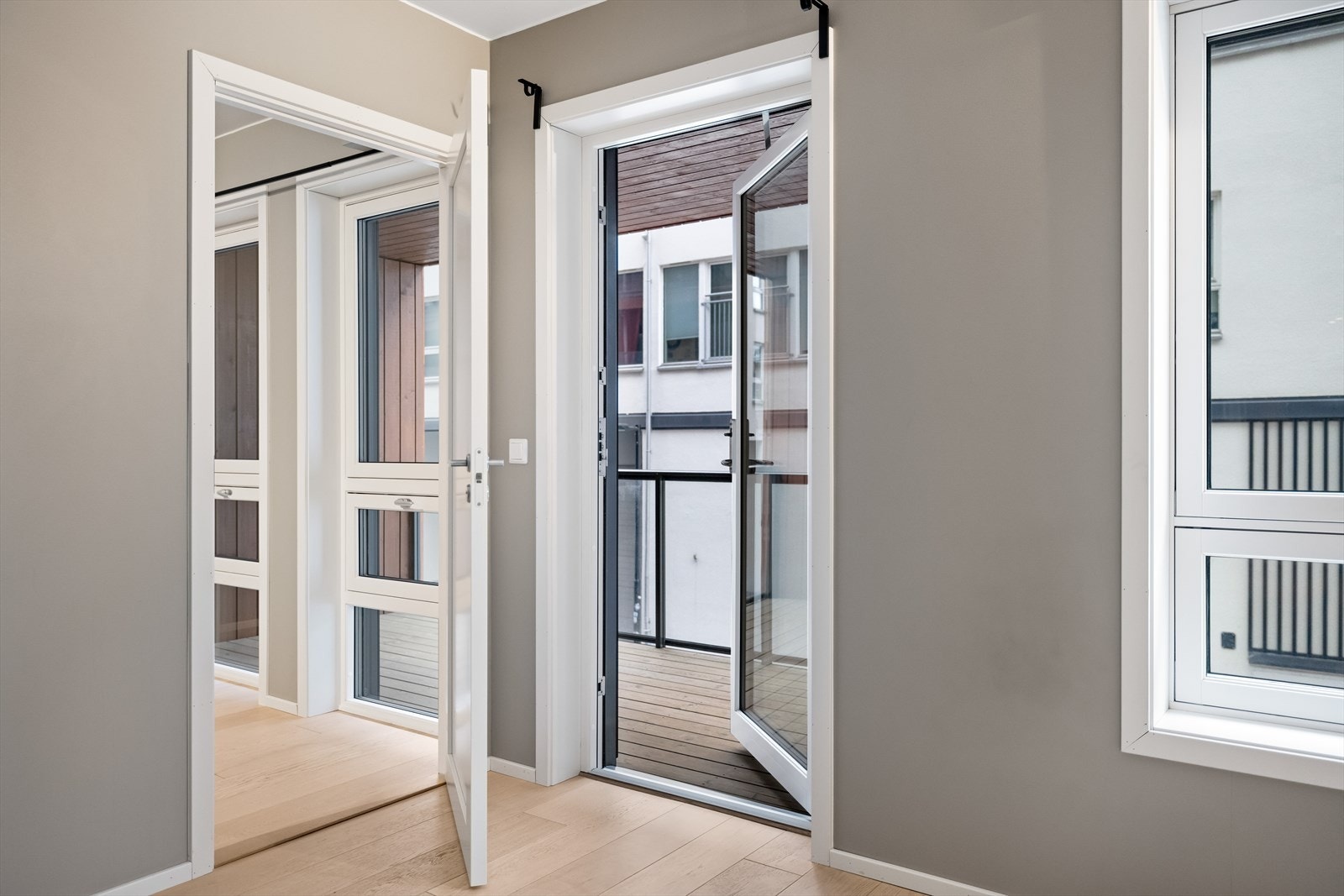 Fra stuen er det direkte utgang til balkong, som gir en naturlig forlengelse av oppholdsrommet Galleribilde