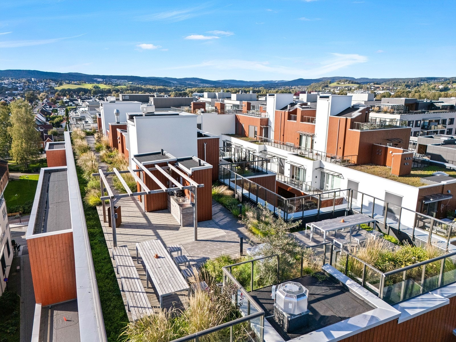 Vi avslutter med flere bilder av takterrasse, utsikt og nærliggende butikker ved høstperioden Galleribilde