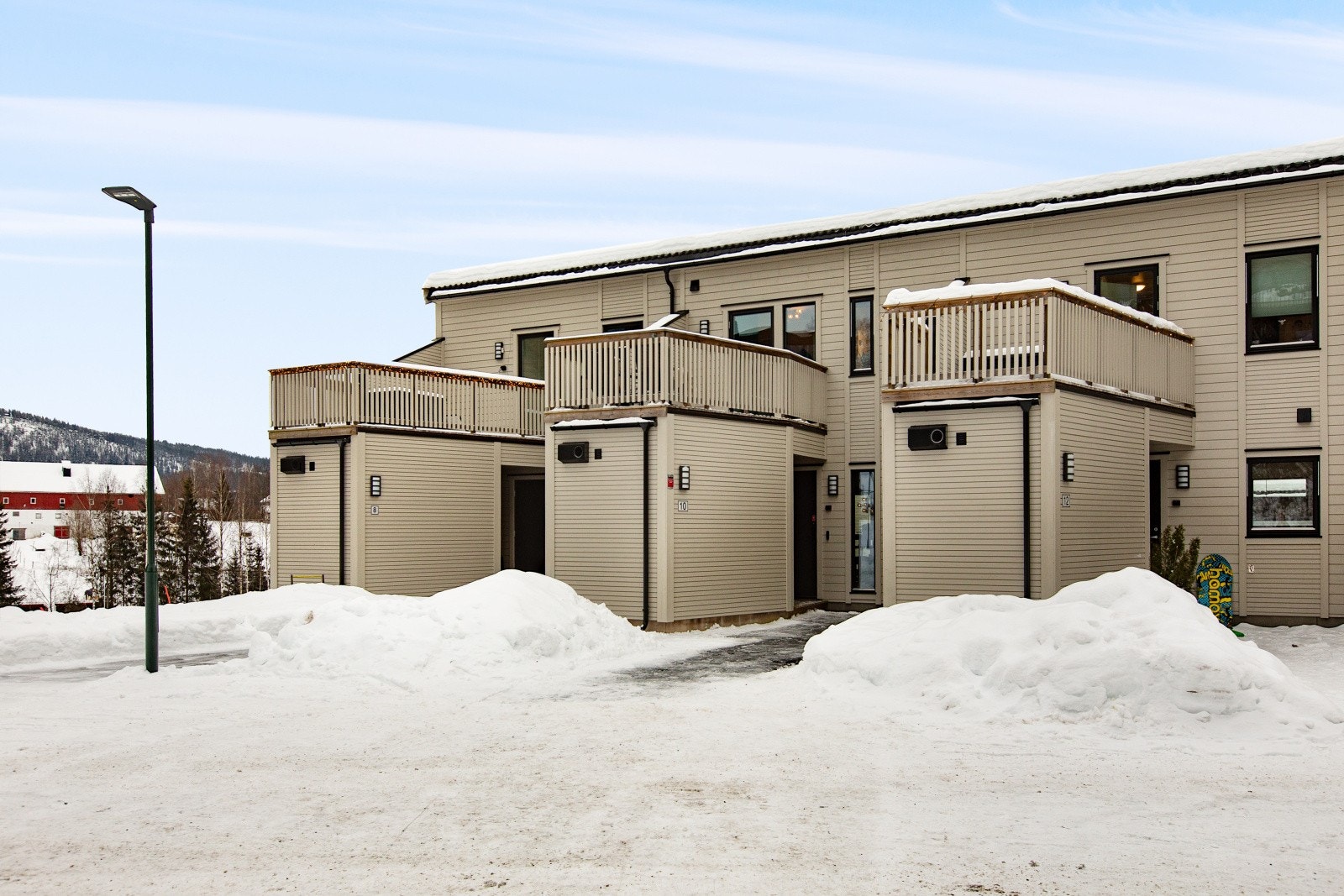 Det er adkomst til boligen fra bakkeplan, og inn i boligens første etasje. Galleribilde