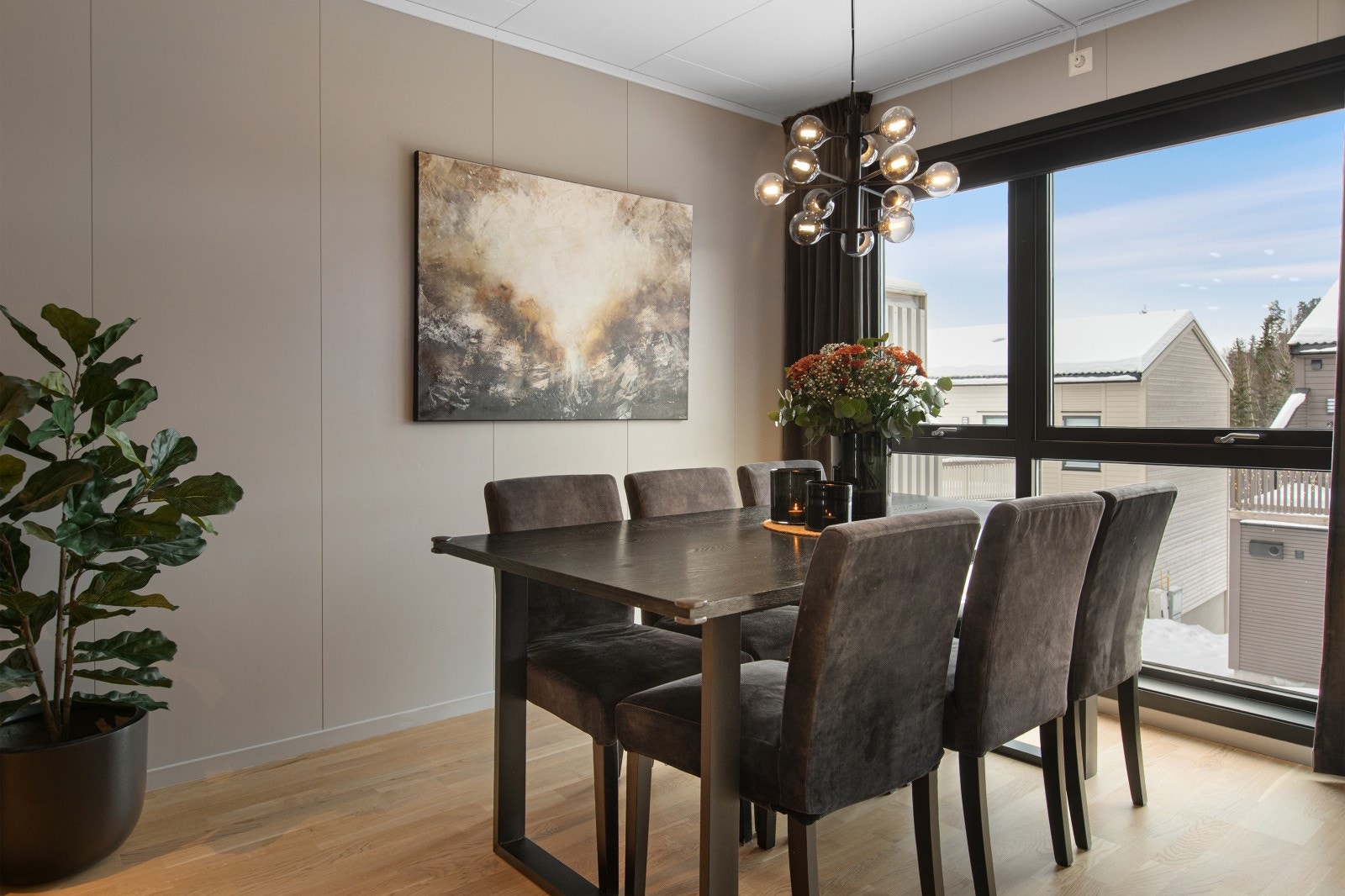 I tilknytning til kjøkkenet, kan spisebord enkelt plasseres. Galleribilde