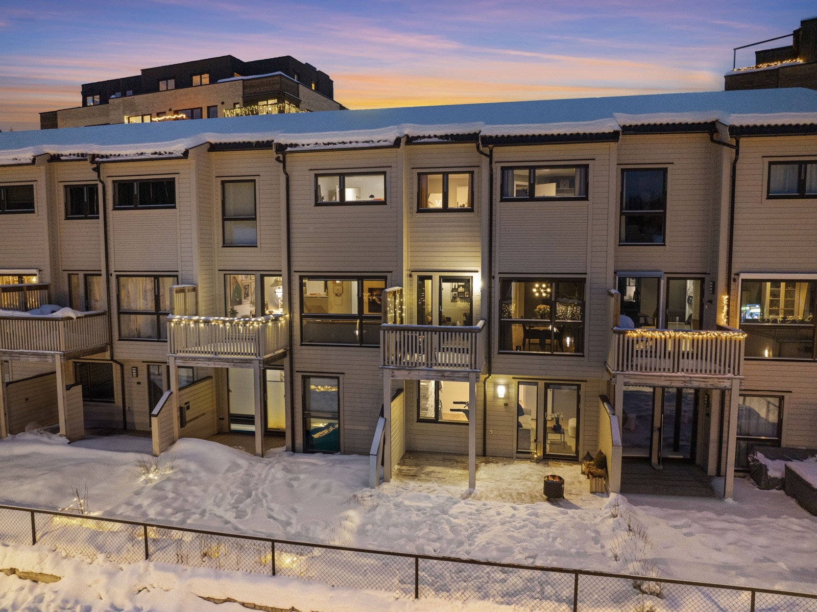 Boligen har flere fine uteplasser, en i hver etasje, hvor sommeren kan nytes fra morgen til kveld. Galleribilde