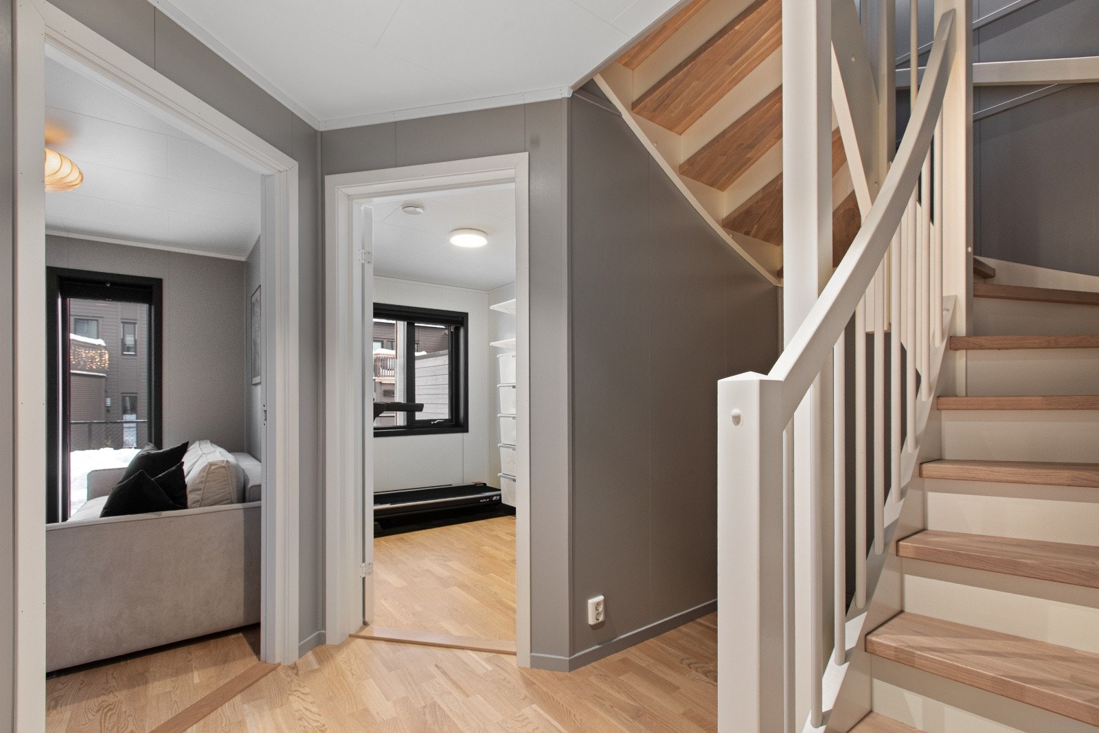 Underetasjen er i innredet med gang, to soverom, bad og vaskerom. Galleribilde