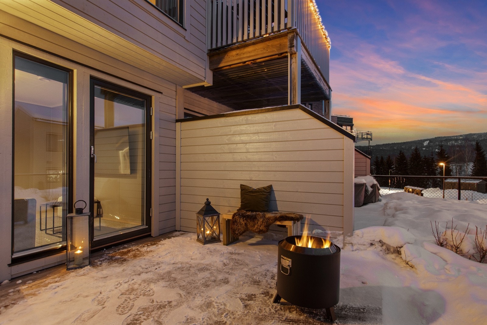 I underetasjen er det utgang til markterrasse og en liten hageflekk. Galleribilde