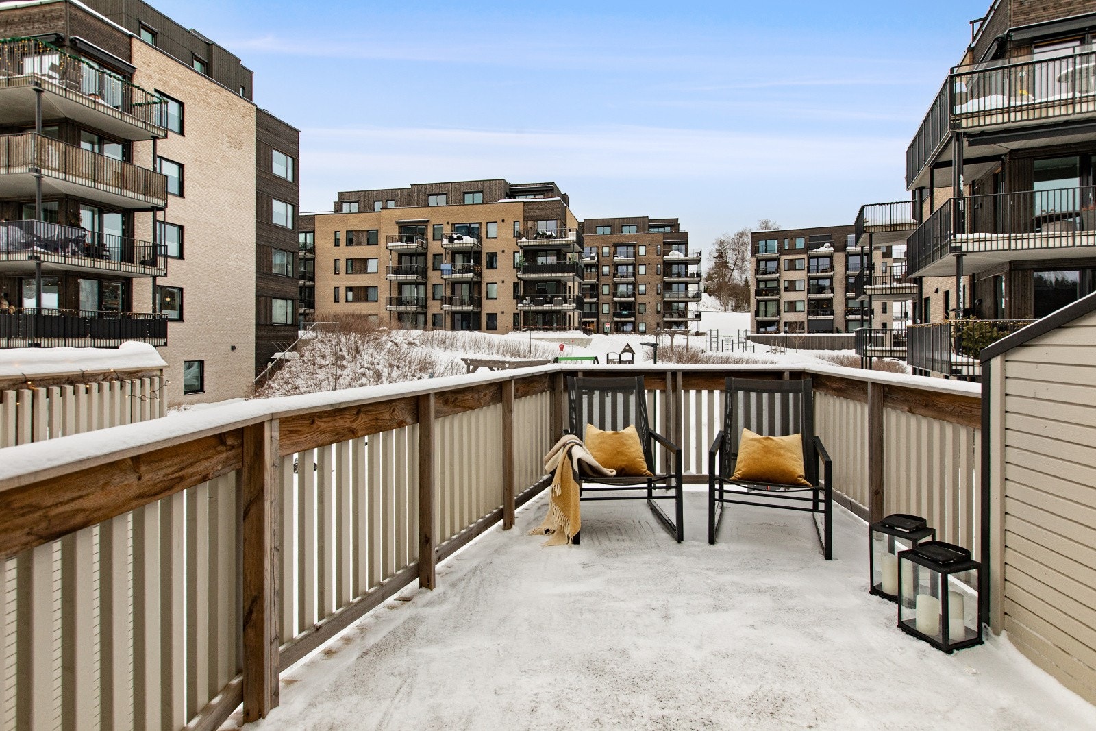 På fremsiden, over sportsboden, med utgang fra stuen/soverom, er det en terrasse på 15 kvm. Galleribilde