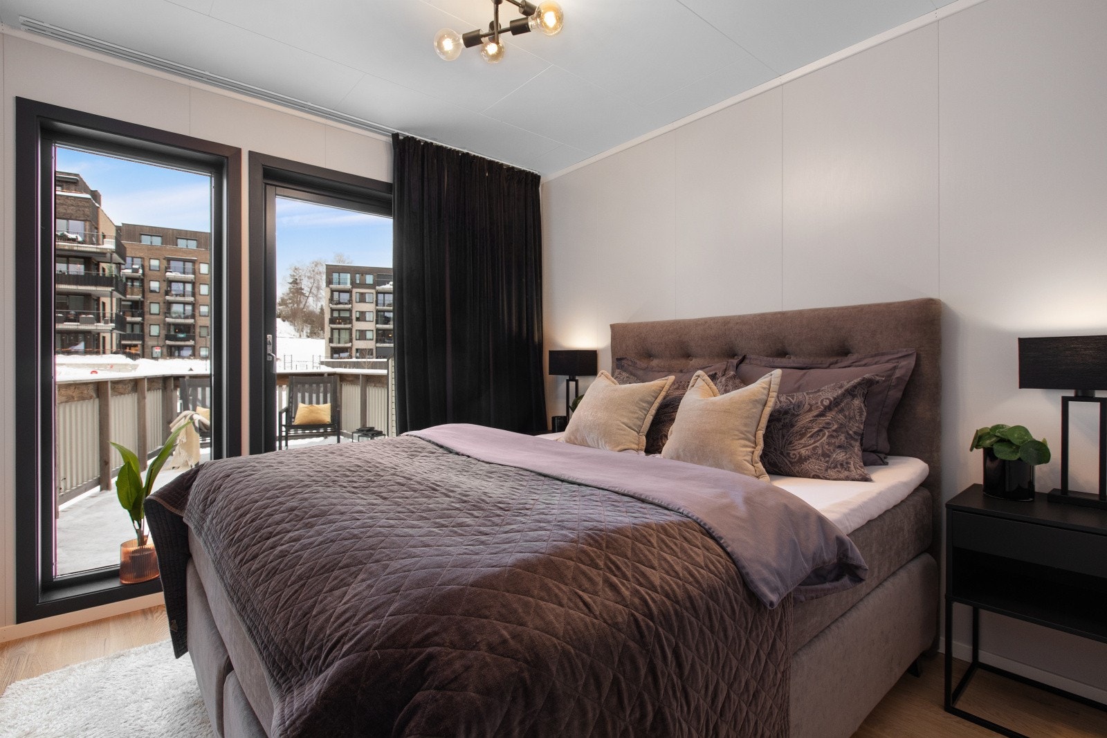 TV-stuen er innredet som hovedsoverom med god plass til dobbeltseng og nattbord. Galleribilde