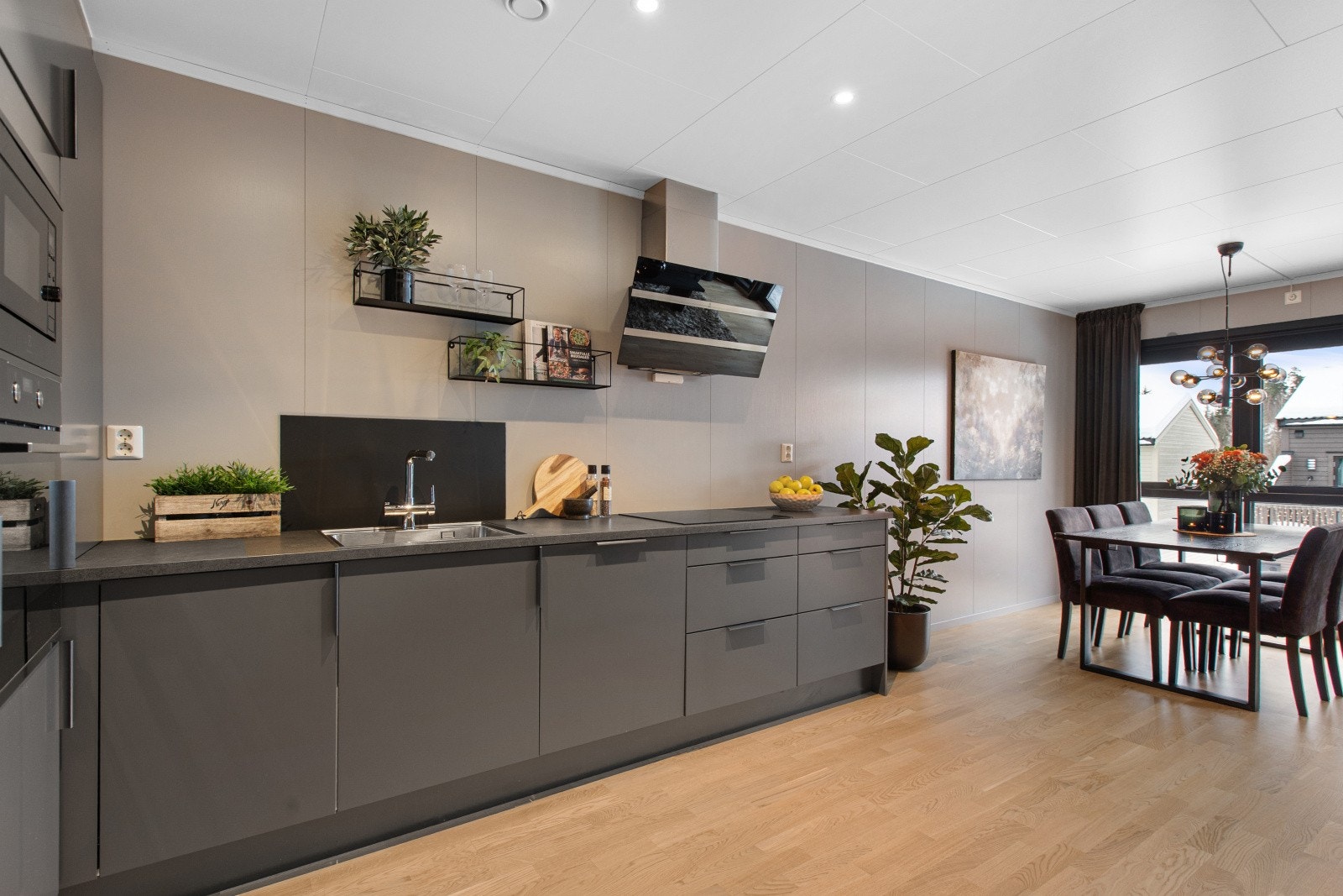 Her er det godt med både skap- og benkeplass. Galleribilde