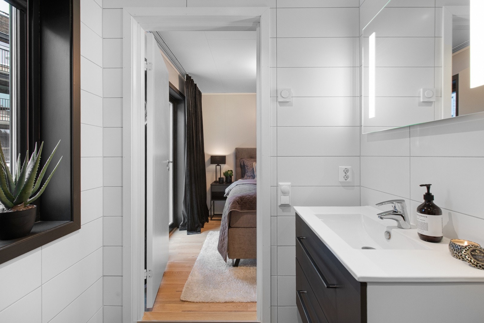 Badet har fliser på vegger og gulv, samt et malt tak. Gulvet er utstyrt med behagelig vannbåren varme. Galleribilde