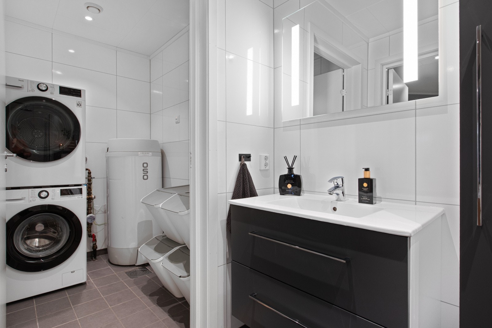 Vaskerommet er praktisk beliggende innforbi badet med flislagte overflater med varme i gulvet og våtromsplater på vegger. Rommet har opplegg for vaskemaskin og tørketrommel. Galleribilde