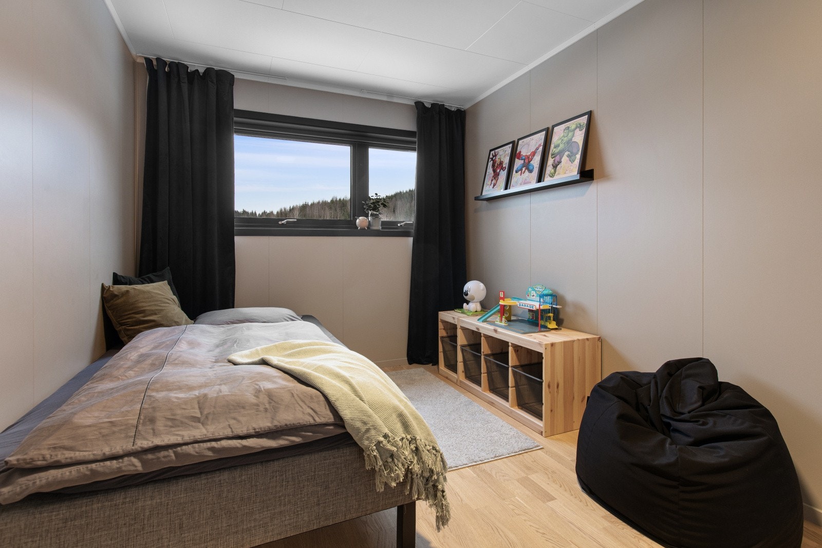 Soverommene har plass til stor seng, nattbord og annet ønskelig møblement. Galleribilde