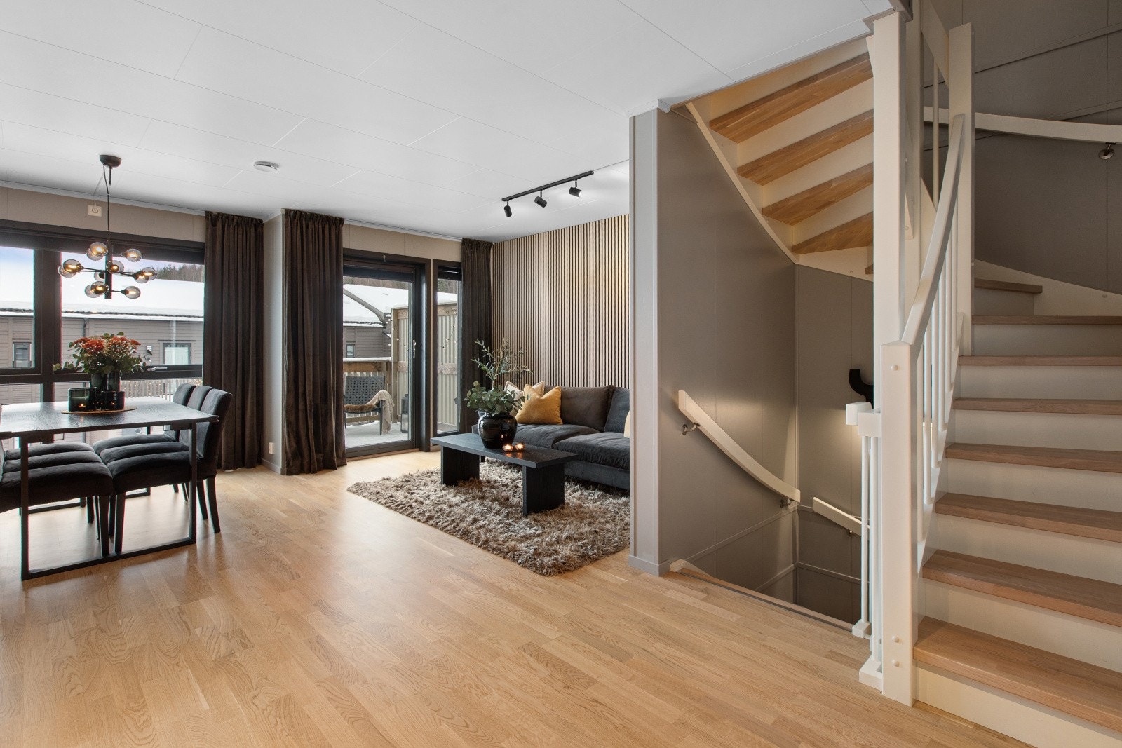 De store vindusflatene, sammen med terrassedøren, sørger for rikelig med naturlig lys og en luftig romfølelse. Galleribilde