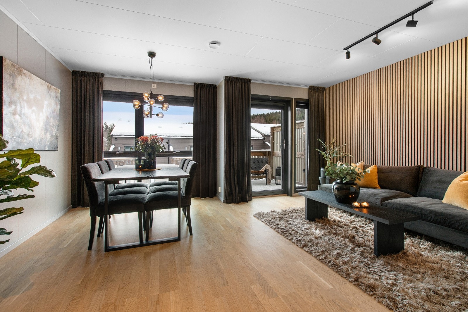 Rommet sørger for plass til en stor sofagruppe og en hyggelig spisegruppe. Galleribilde