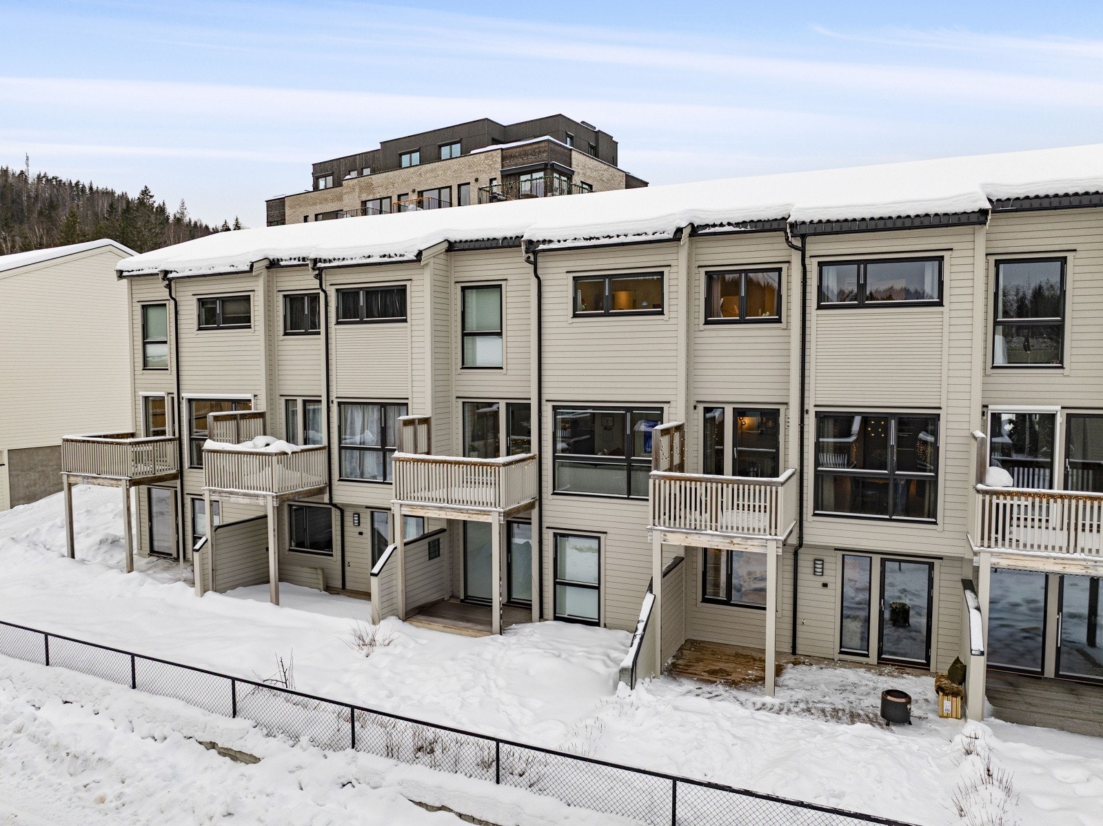 Eiendommen ligger sentralt til på Rotnes, på en liten kolle ovenfor Ørfiskebekken. Galleribilde