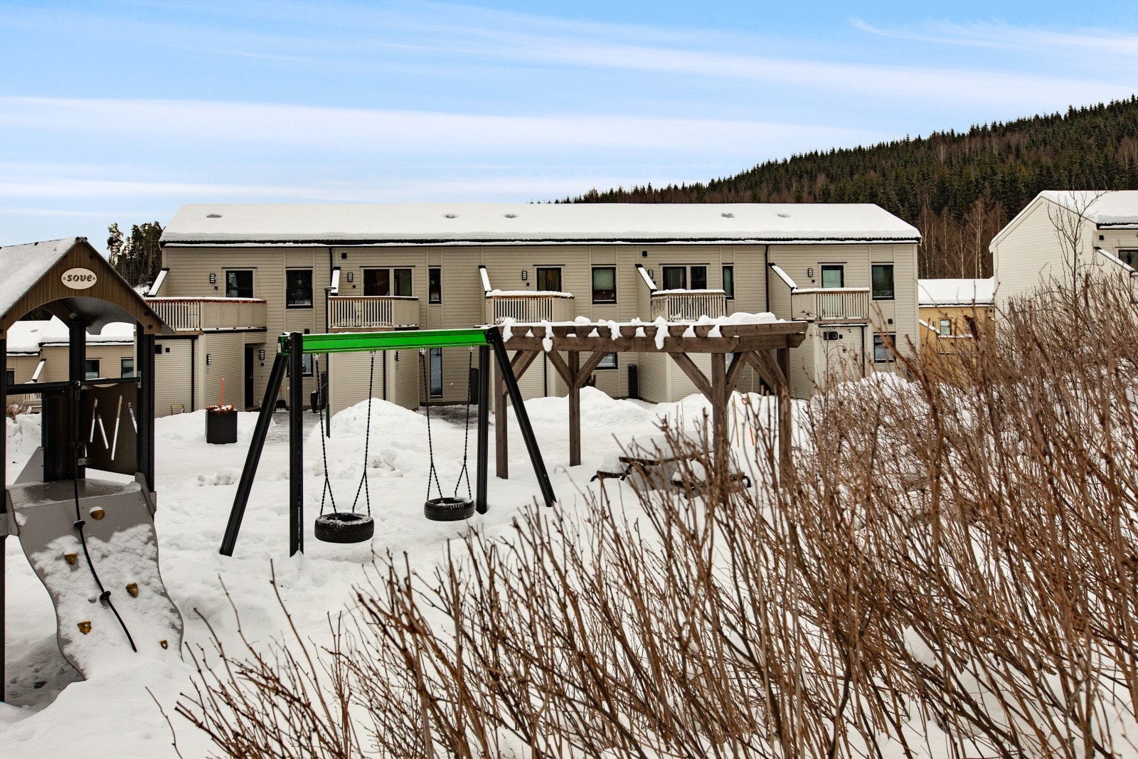 En attraktiv beliggenhet med frodige fellesarealer og vakker beplantning - her ligger alt til rette for en aktiv tilværelse i grønne omgivelser. Galleribilde