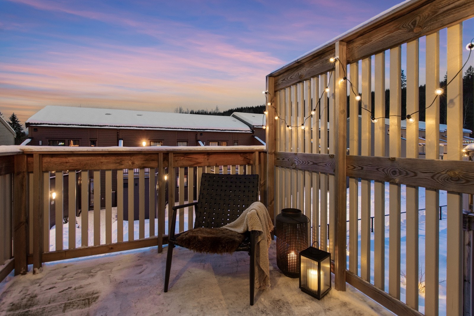 Det er utgang fra stuen til en balkong med plass til hagemøbler. Galleribilde