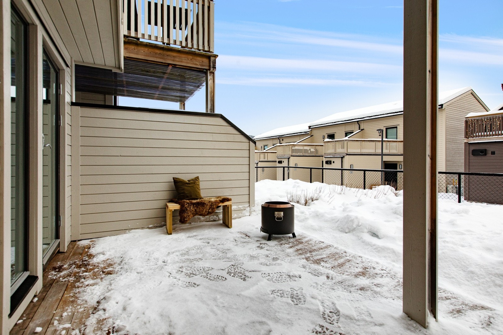 Her er det god plass til å innrede med både hagemøbler og grill. Galleribilde