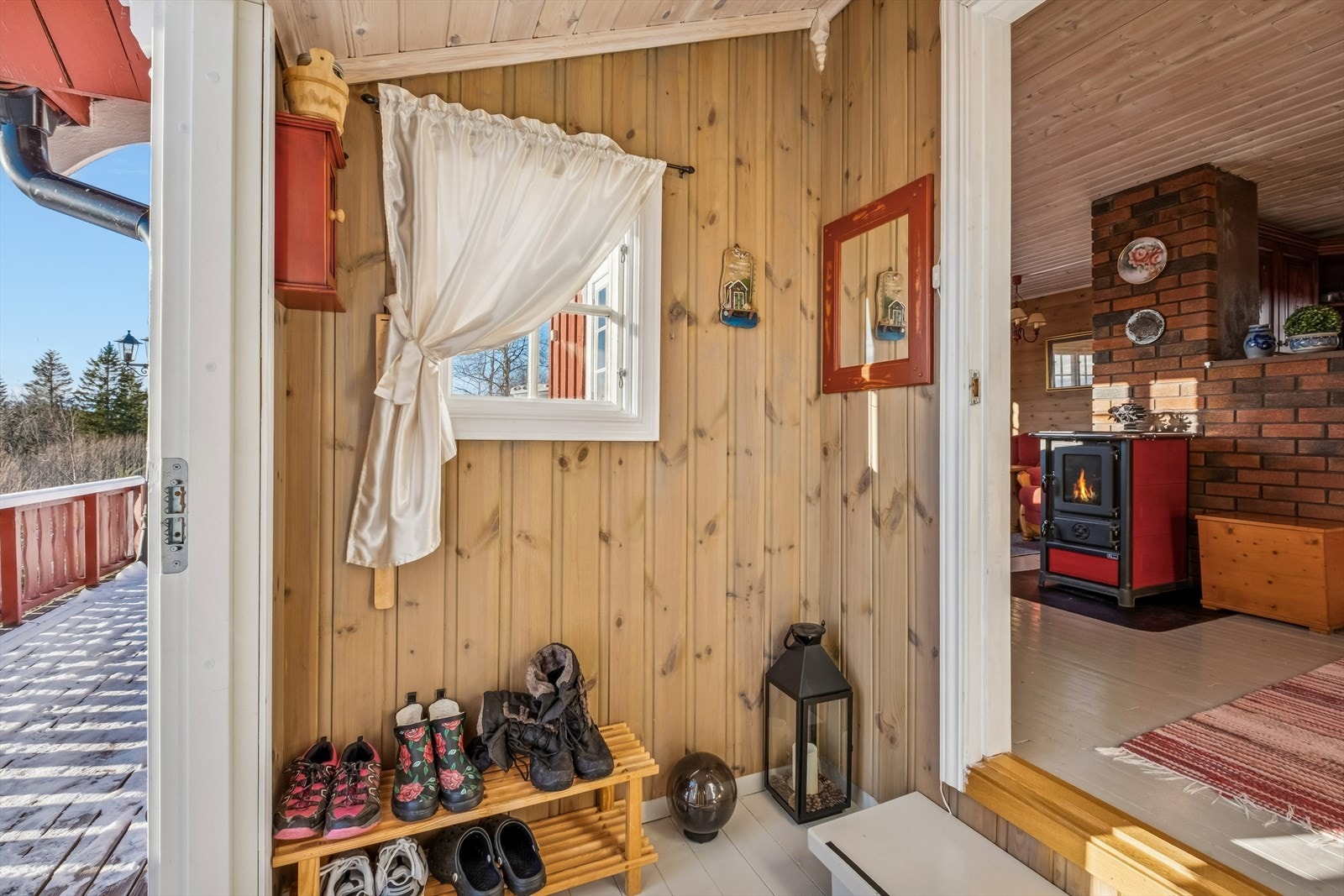 Velkommen inn. Fint inngangsparti som gir hytta et godt førsteinntrykk Galleribilde