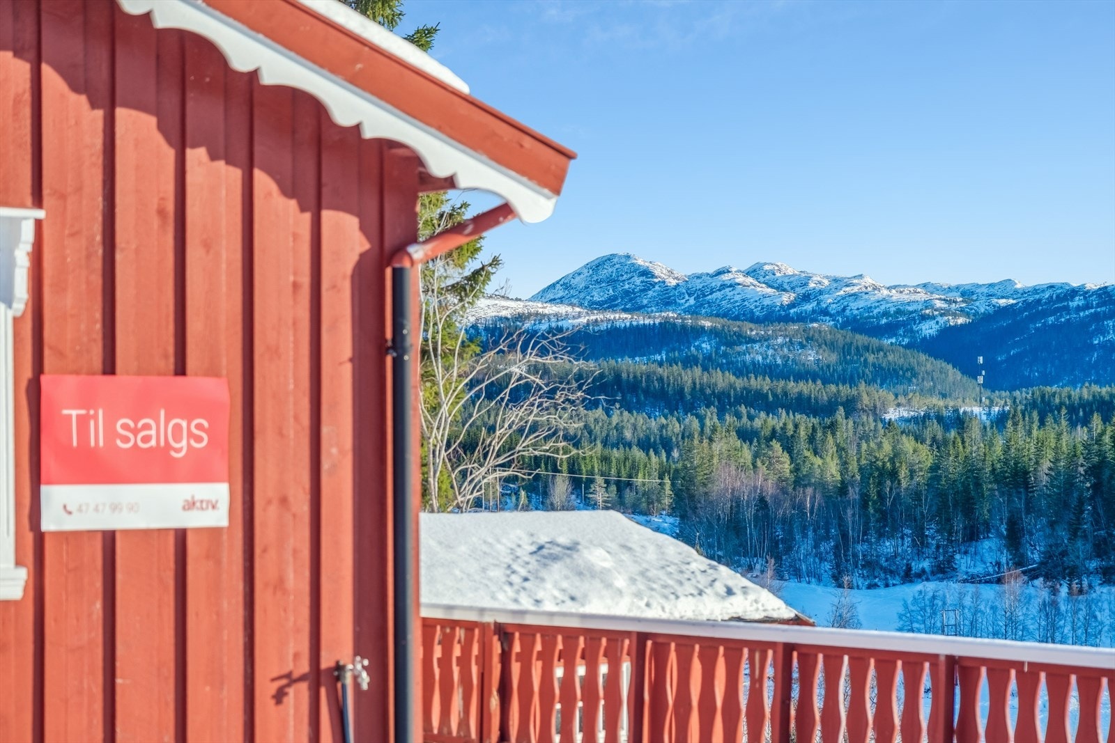 Fra den sørvest vendte verandaen vil man ha flott utsikt og gode solforhold Galleribilde