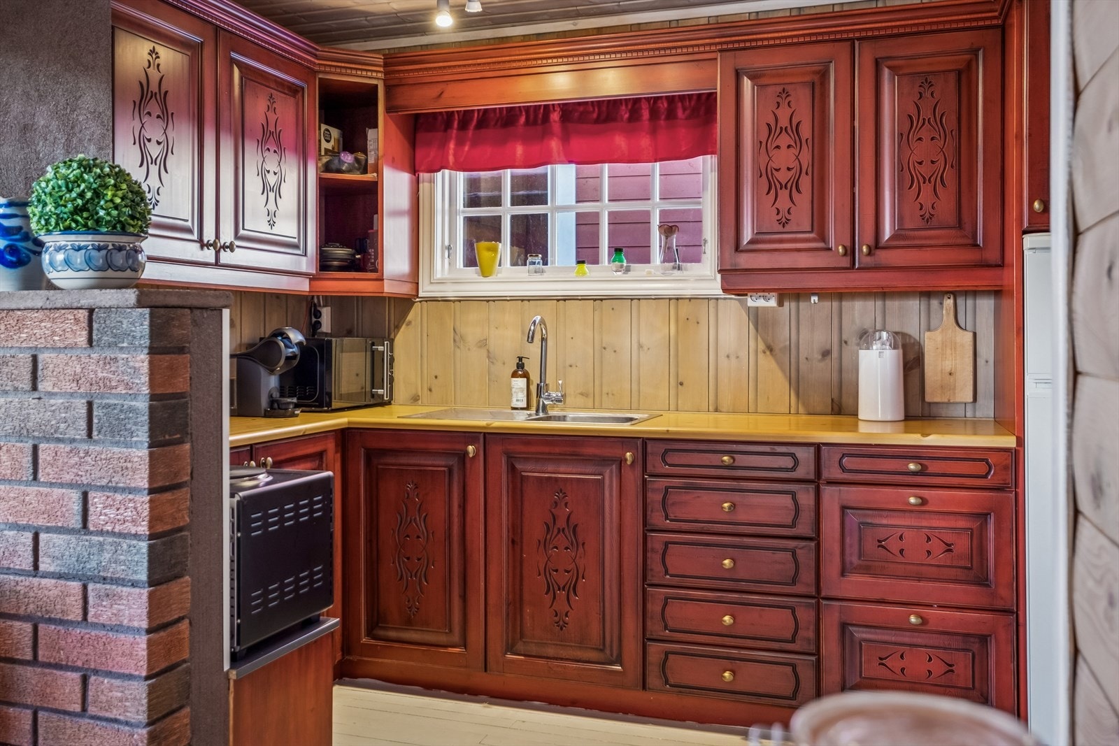 Praktisk kjøkken i heltre. Det ble boret etter vann av nåværende eier. Galleribilde