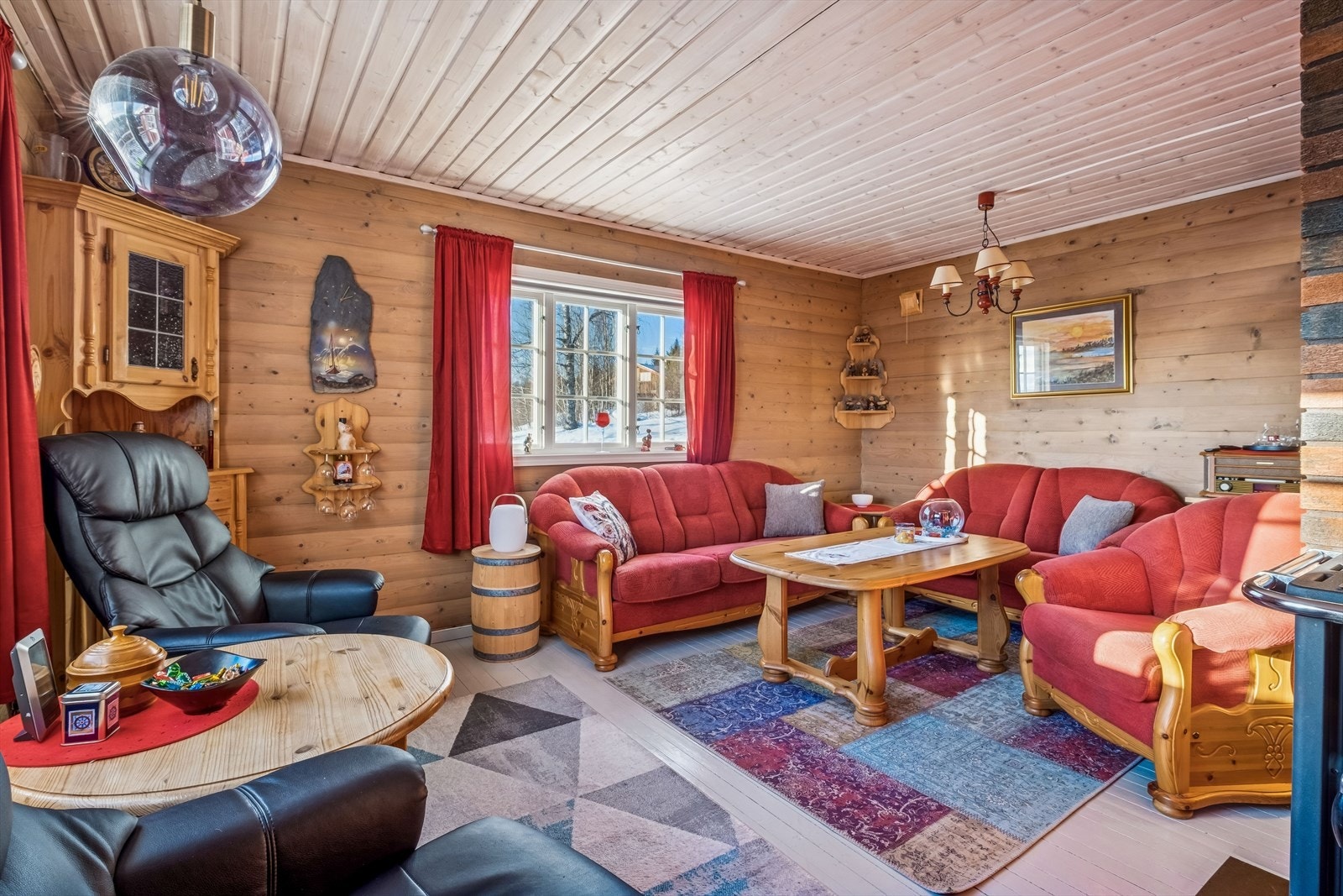 Fin stue med god plass til flere seksjoner Galleribilde