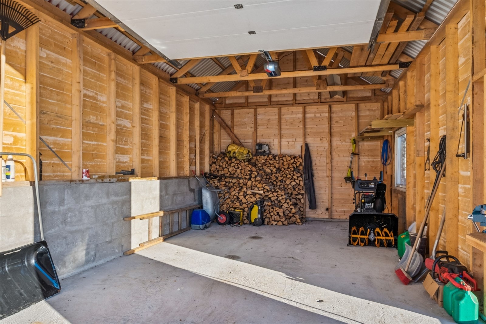 Romslig garasje med elektrisk port og elbillader Galleribilde