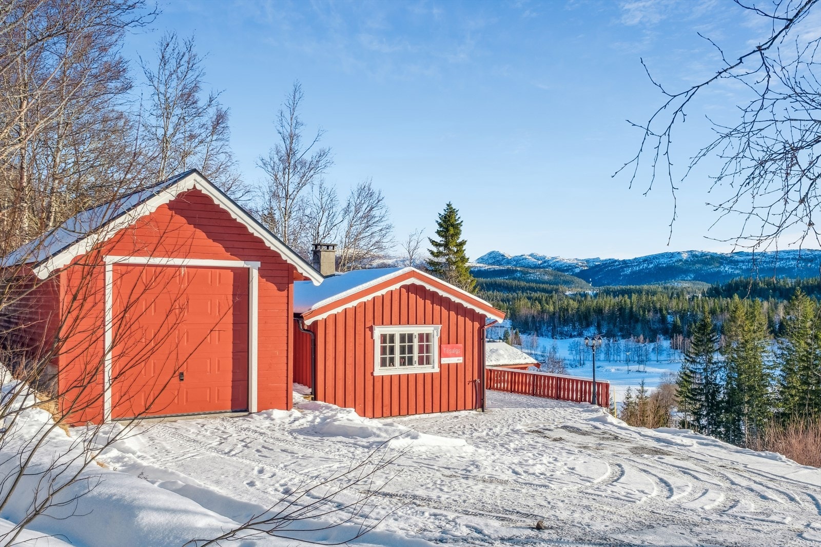 Innkjørsel ble planert ut og det ble bygd garasje i 2022. Installert elbillader i garasje Galleribilde