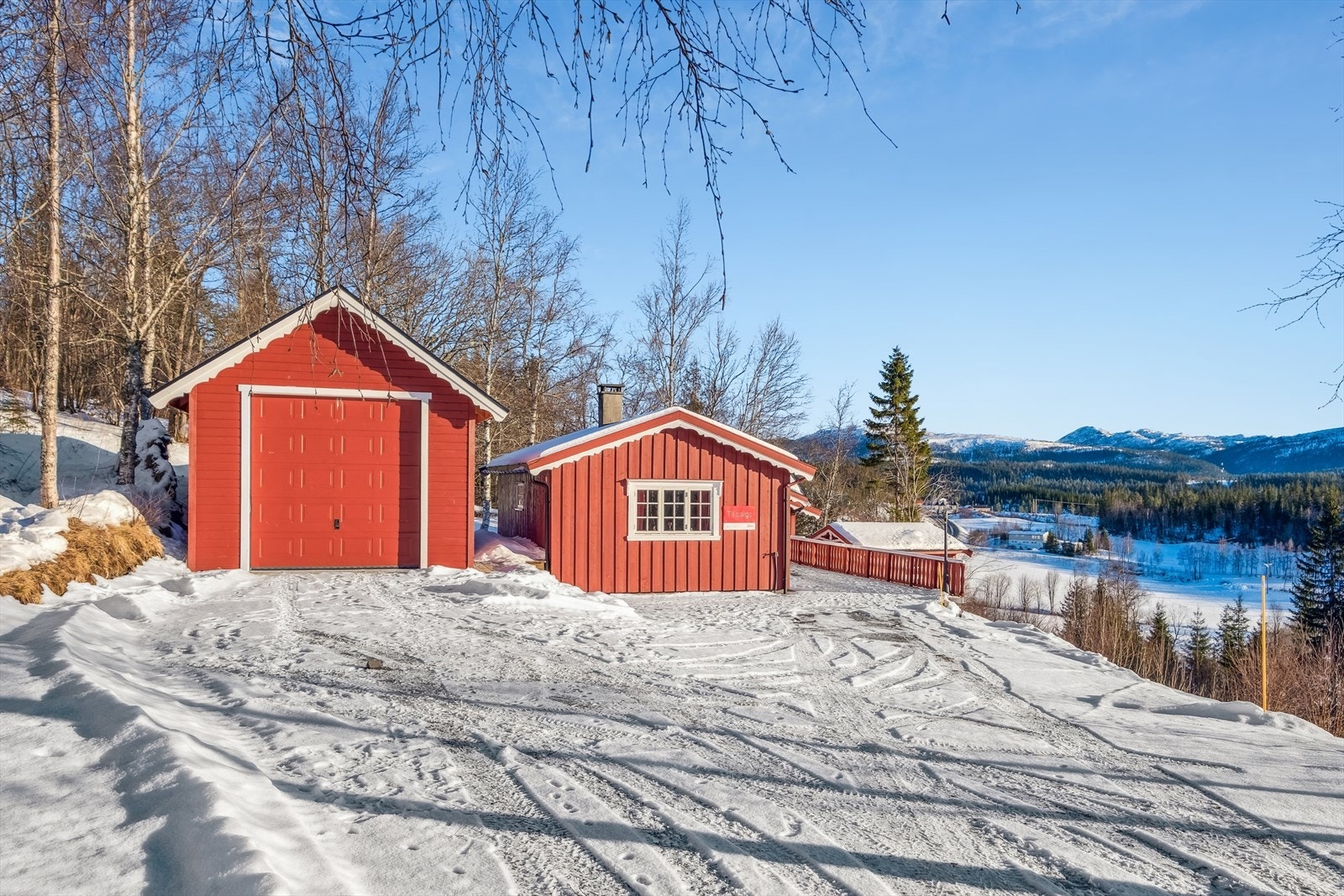 Bilveg helt frem til hytteveggen, noe som gir enkel adkomst året rundt. Galleribilde