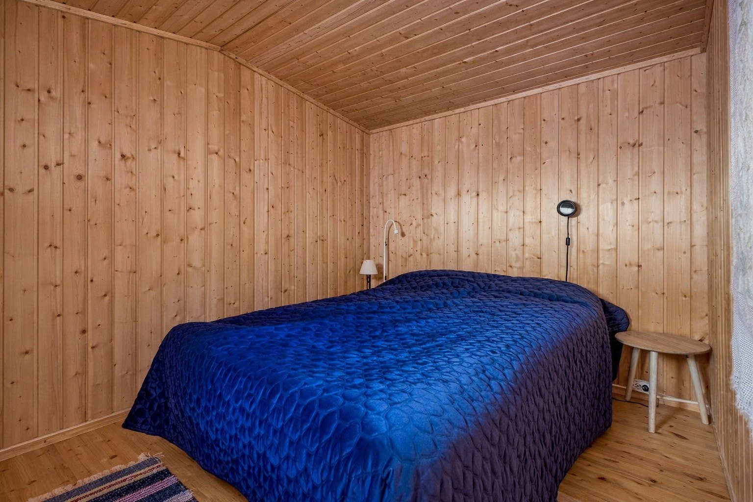 Soverom med god plass til dobbeltseng Galleribilde