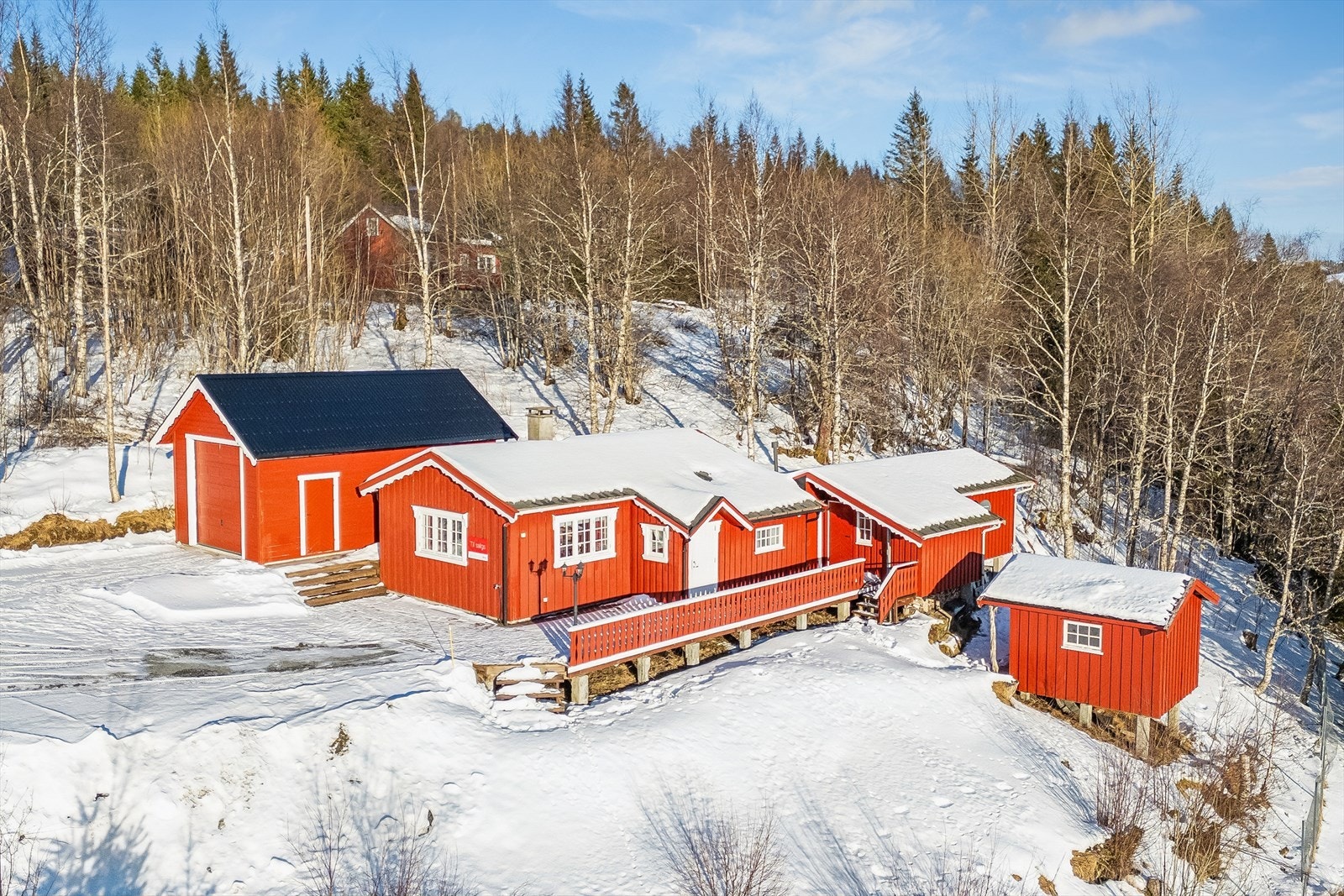 Aktiv Eiendomsmegling v/ Hallvard Fjone har gleden av å presentere Ottarveien 2 - en flott og velholdt fritidseiendom med attraktiv beliggenhet på Kråkmoen. Galleribilde
