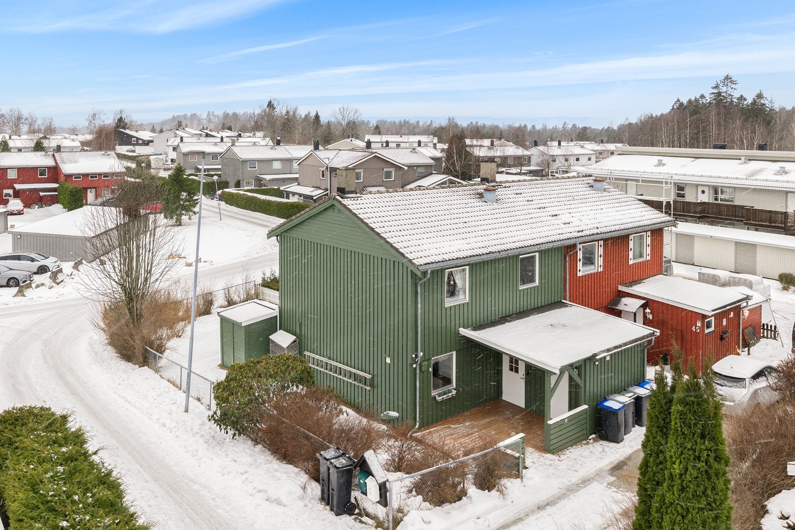 Eiendommen har en pent opparbeidet tomt med plen, beplantning og en stor, delvis overbygget terrasse. Galleribilde
