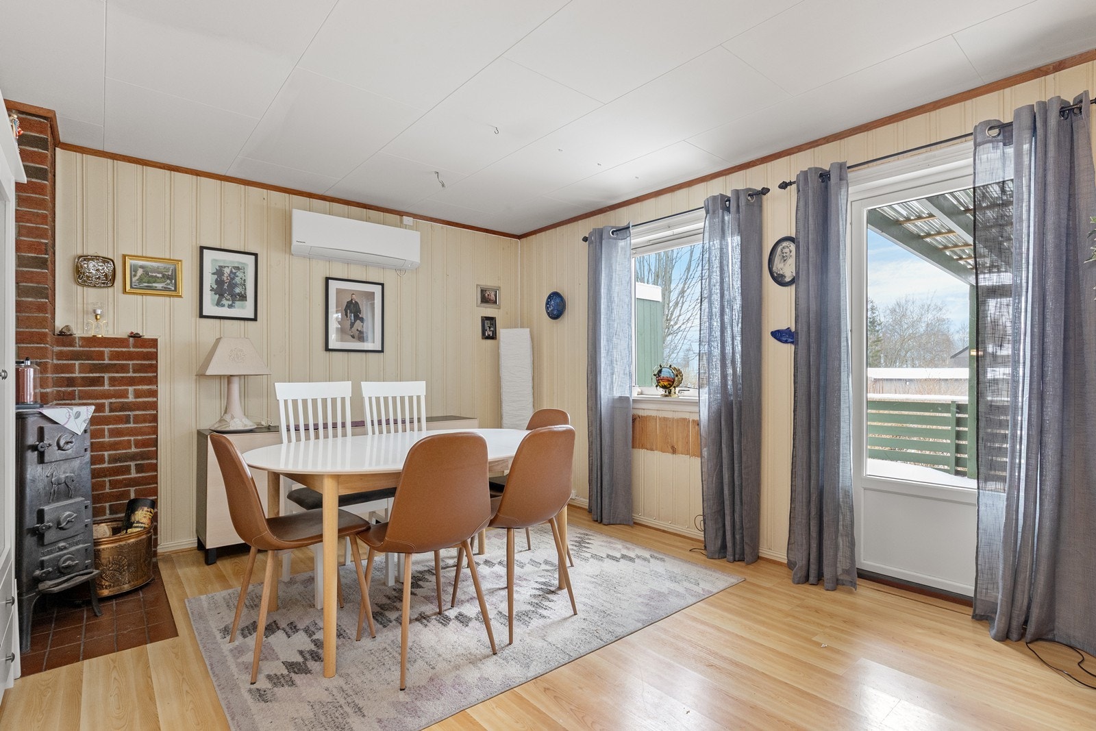 Stuen har luft-til-luft varmepumpe. Galleribilde