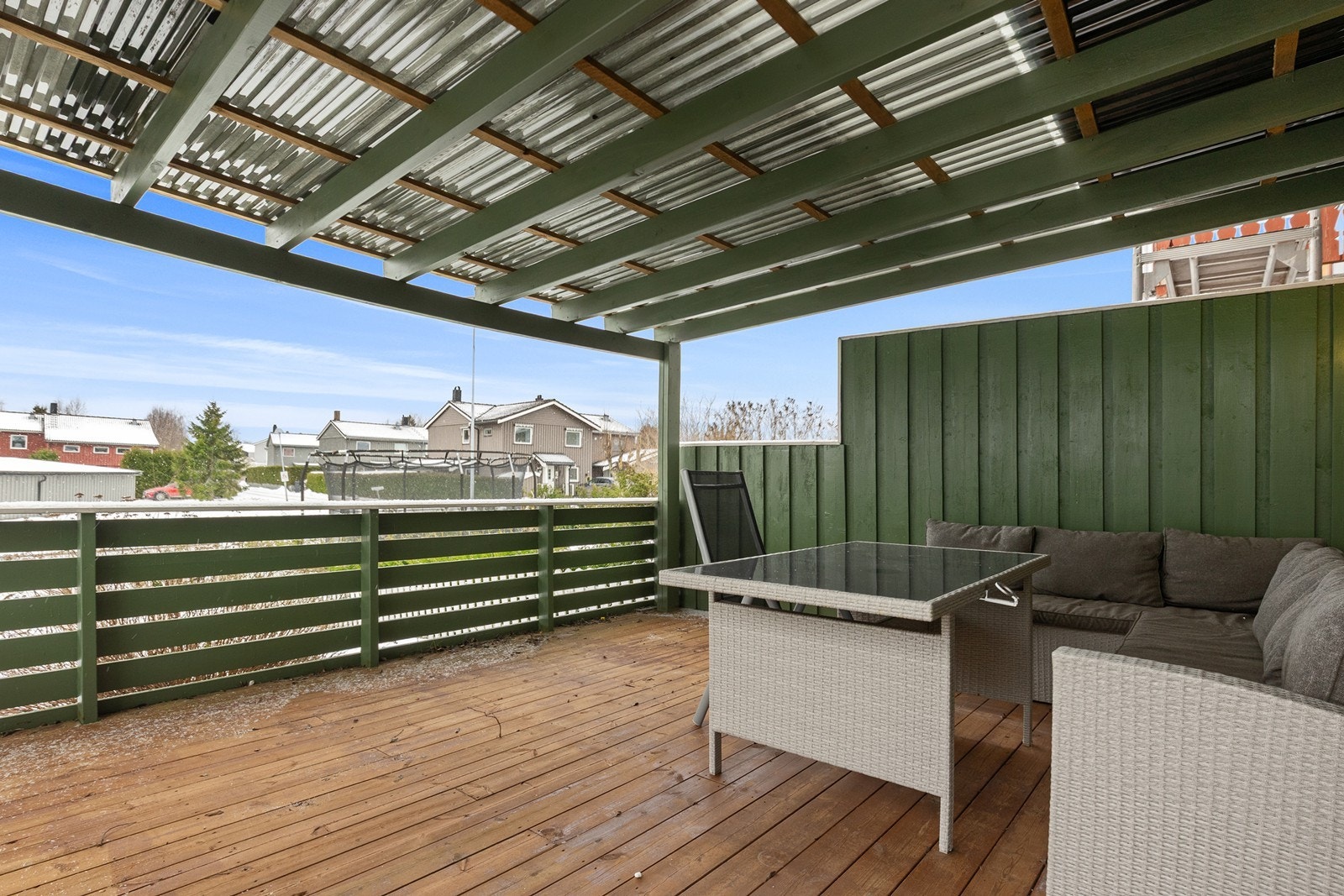 Uteplassen er pent rammet inn og gir en privat sfære. Galleribilde