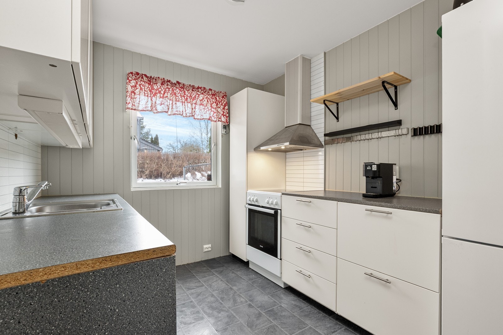 Funksjonelt kjøkken med laminatgulv og godt med skap- og benkeplass. Galleribilde