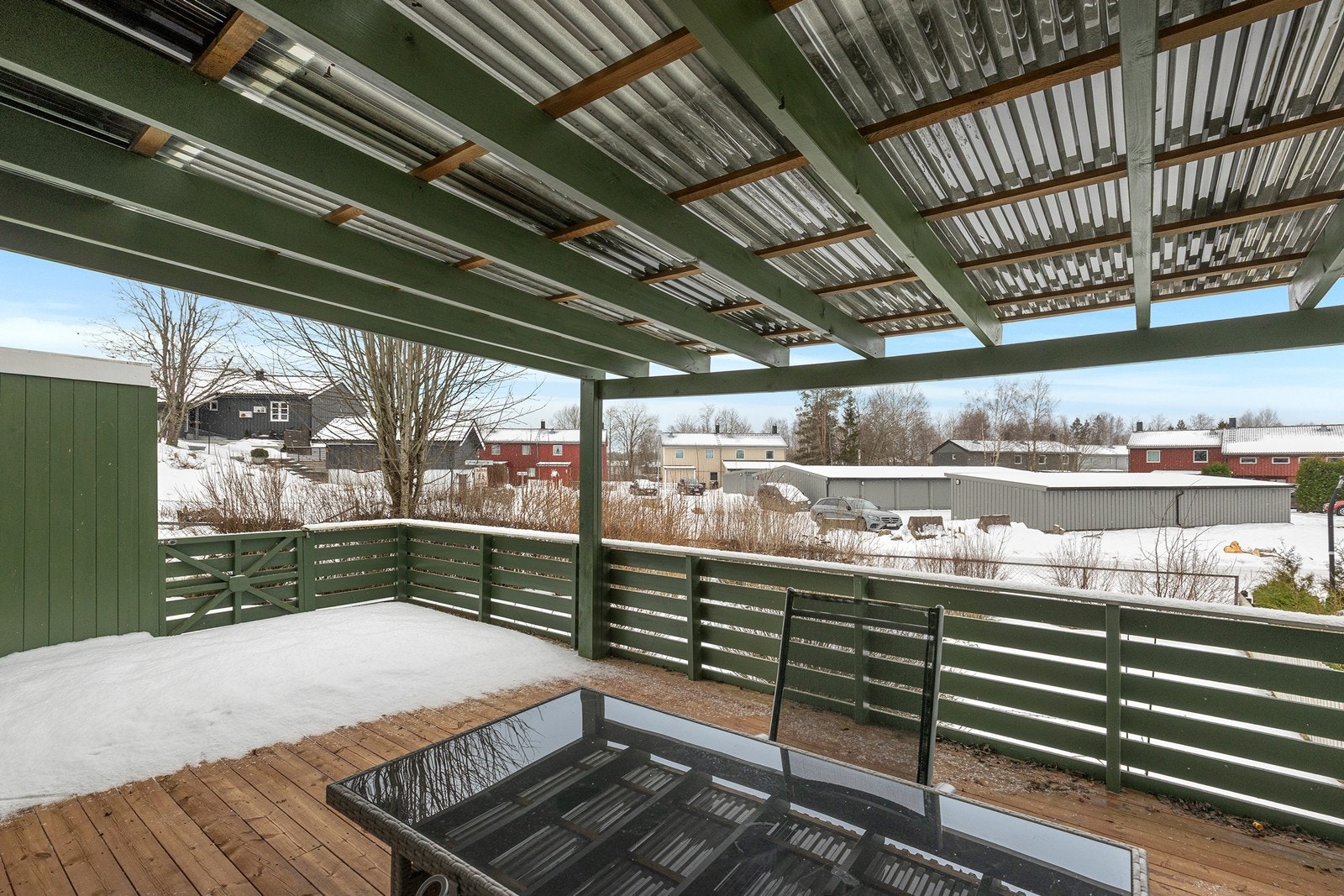 Her er det god plass til utemøbler, og den overbygde delen forlenger sesongen. Galleribilde