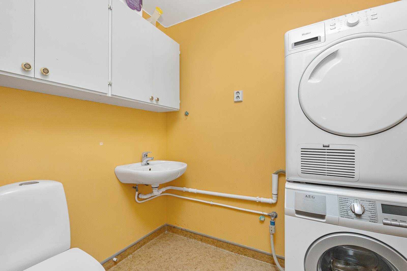 Praktisk vaskerom i første etasje med toalett og opplegg for vaskemaskin og tørketrommel. Galleribilde