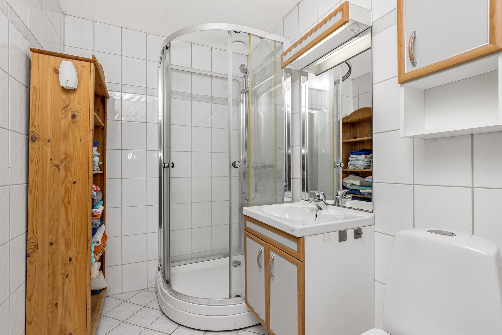 Badet i andre etasje er utstyrt med dusjkabinett, flislagte overflater og elektrisk varme i gulvet. Galleribilde