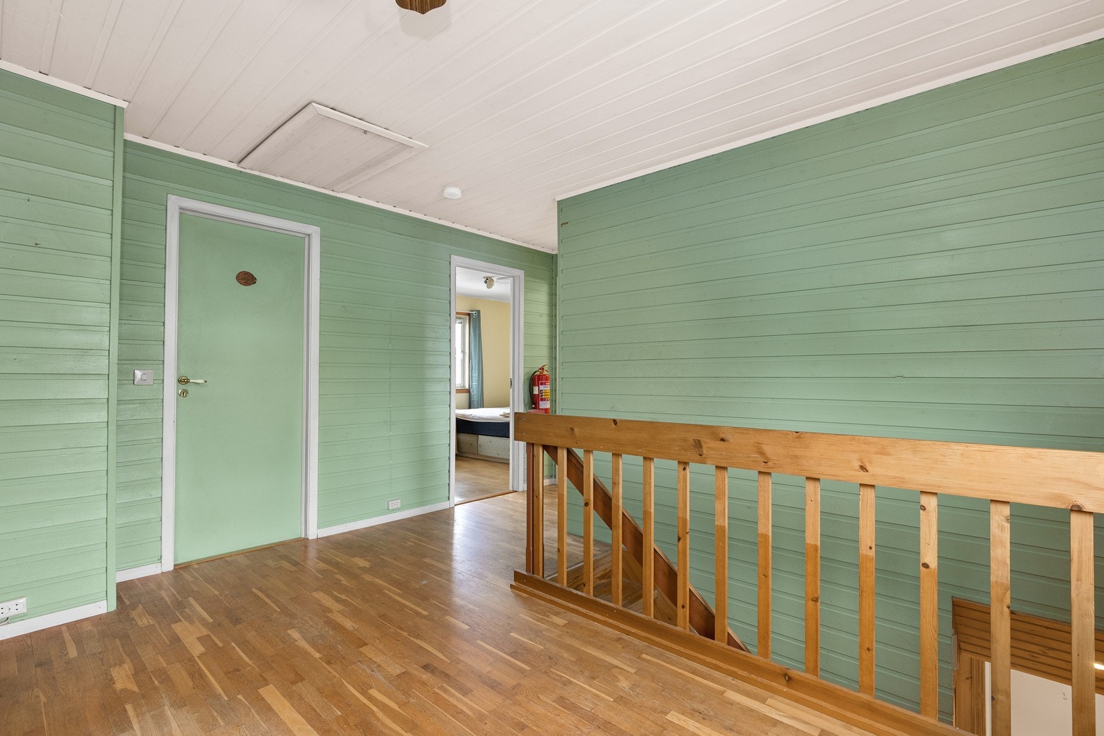 2. etasje inneholder en loftsstue, tre soverom og bad. Loftstuen var tidligere et 4. soverom Galleribilde