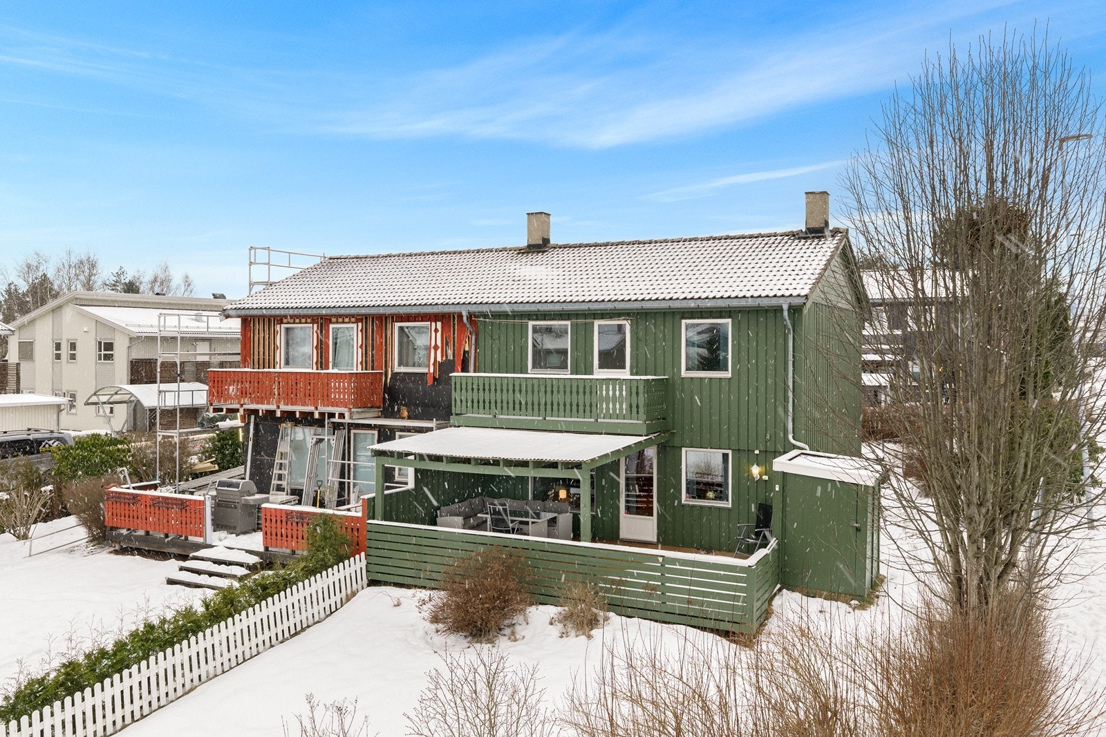 Nabo er i ferd med å bytte panel på boligen. Galleribilde