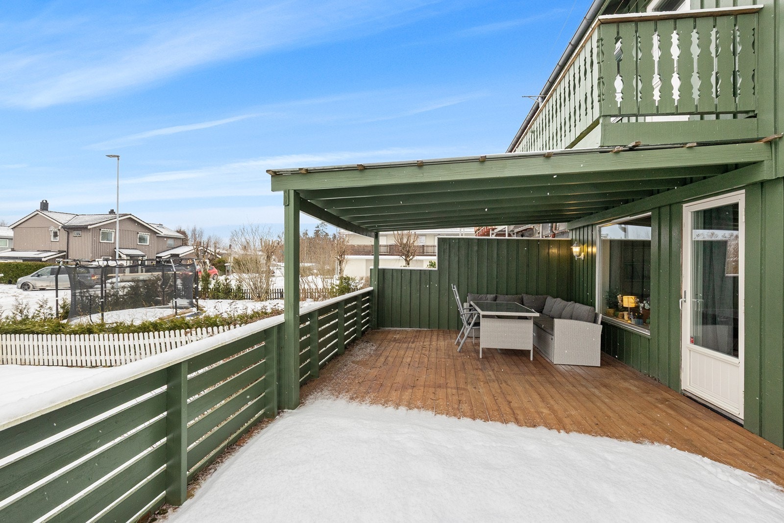 Den store, delvis overbygde terrassen er en flott uteplass for sosiale sammenkomster. Galleribilde