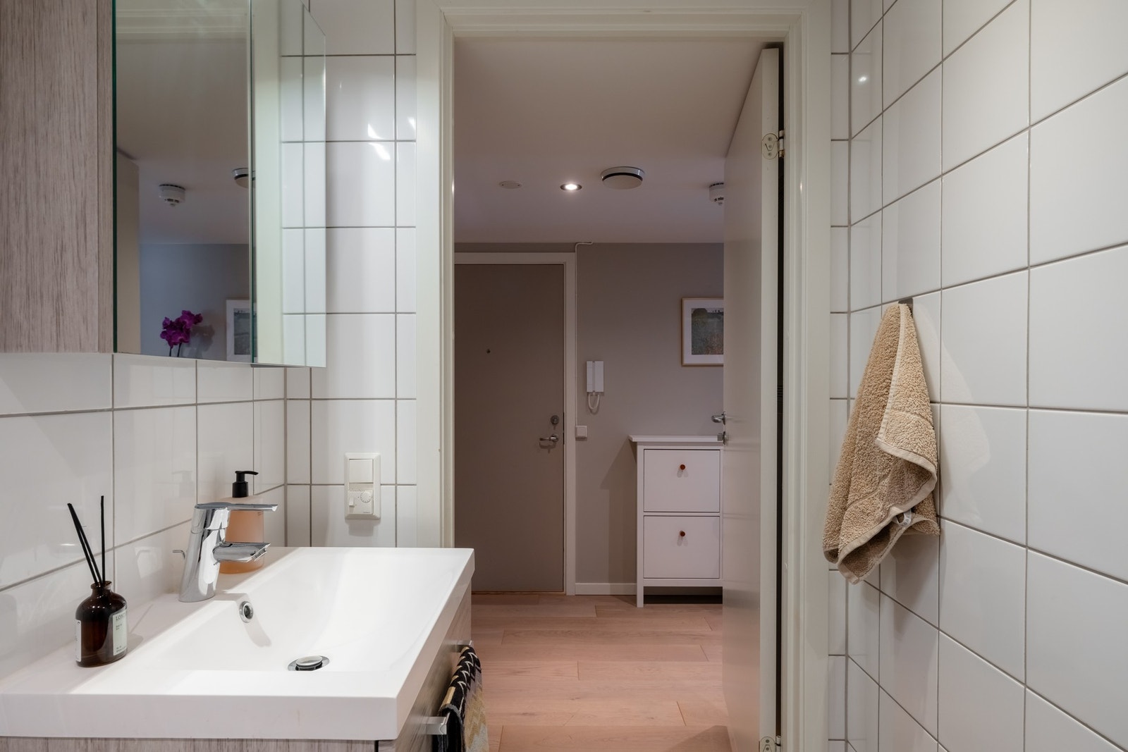 Badet ble oppgradert i 2017 med flis på flis på gulvet og ny innredning. Galleribilde