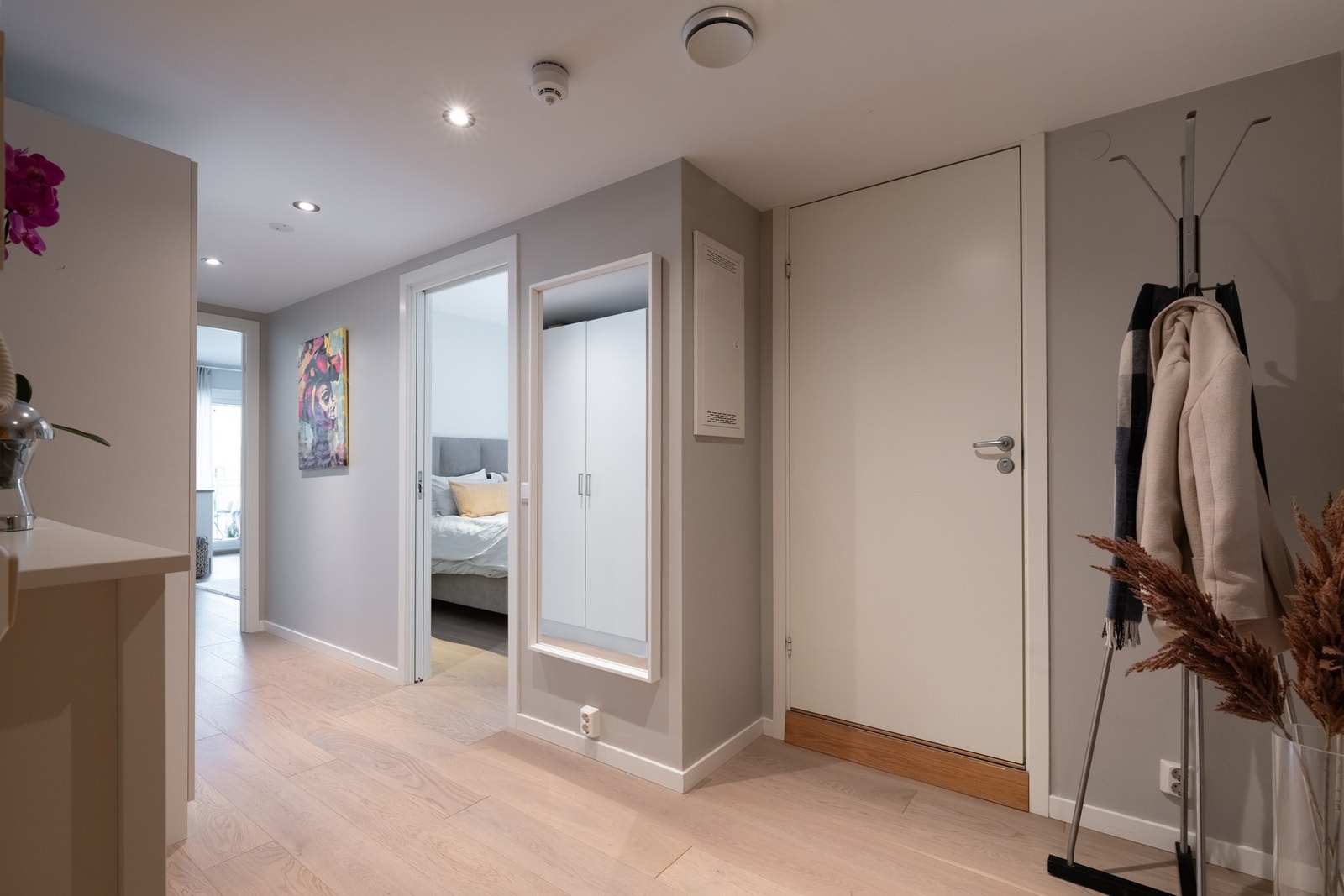 Lys og innbydende entré som gir et umiddelbart godt førsteinntrykk. Galleribilde