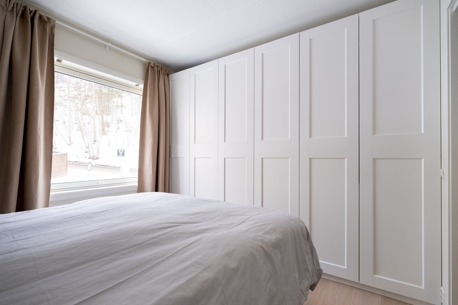 Fra soveromsvinduet er det hyggelig utsyn over nærområdet. Her kan du sove godt om natten i rolige omgivelser. Galleribilde