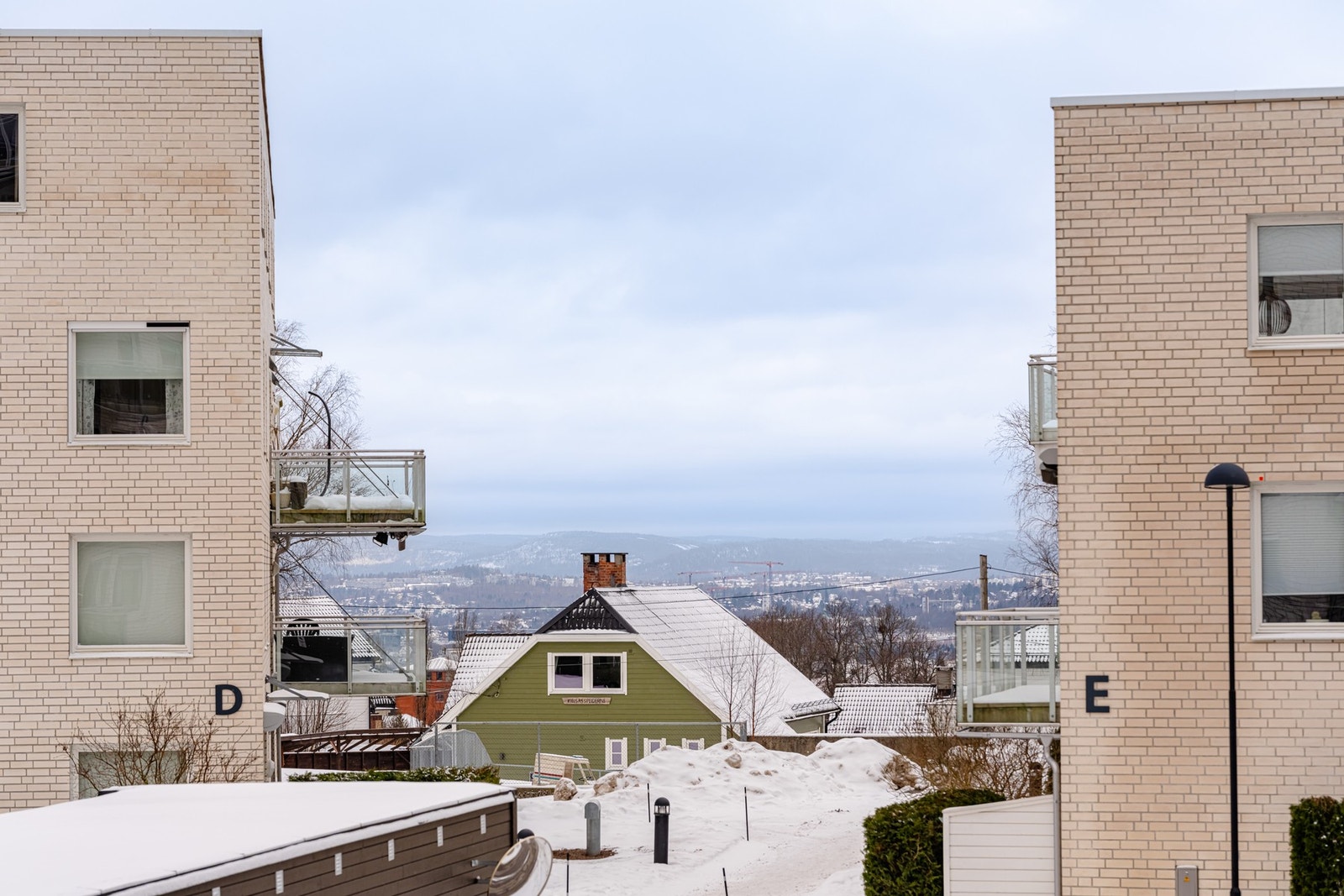 Fra balkongen er det flott utsikt mellom nabobyggene ut mot Oslo by. Galleribilde