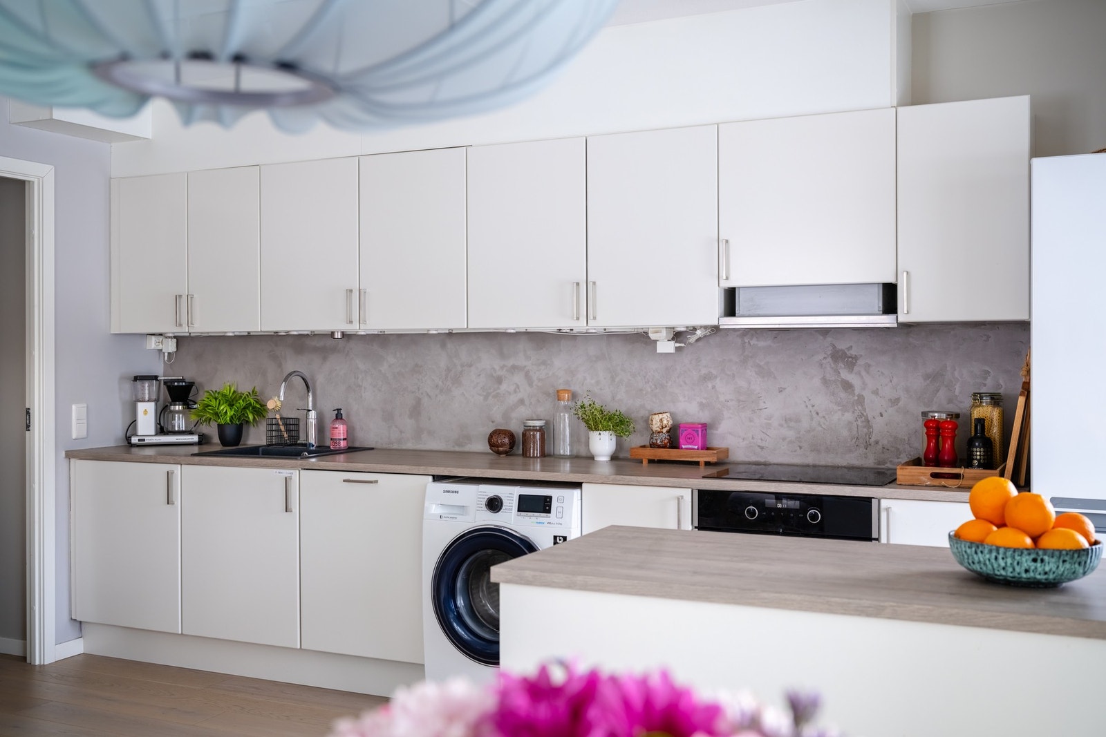 Det stilige og tidløse kjøkkenet er fra Sigdal. Kjøkkenet er godt utnyttet og har rikelig med både skap- og benkeplass. Galleribilde