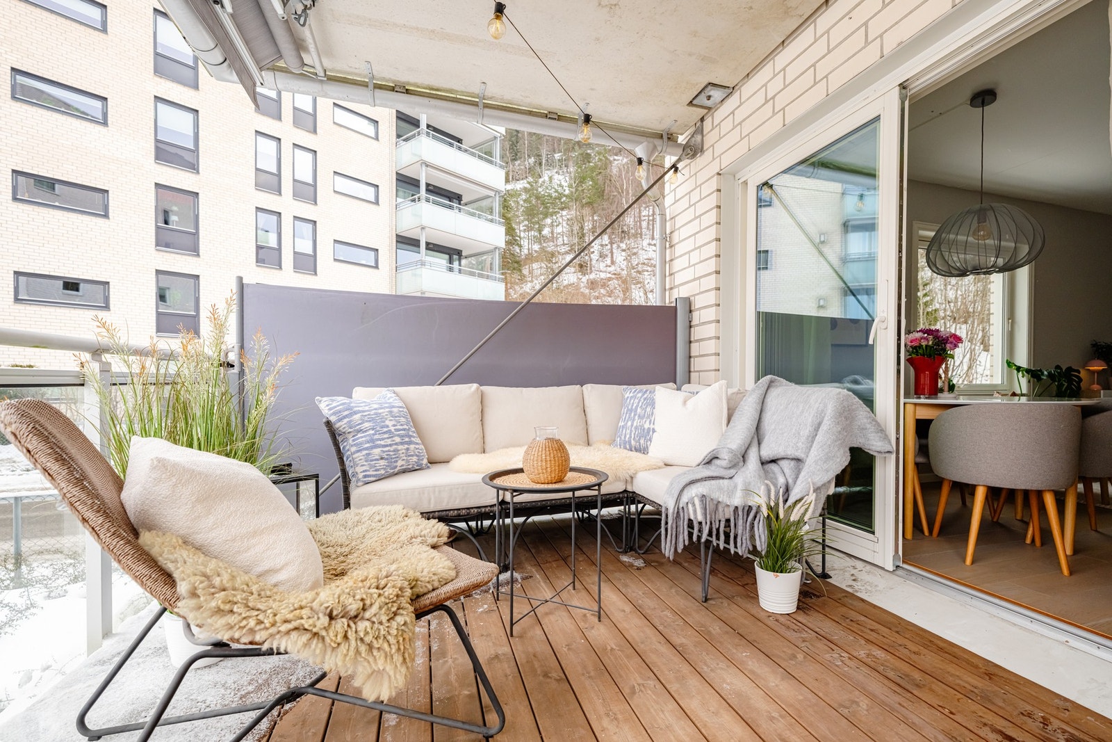 Balkongen blir som en naturlig forlengelse av stuen på sommerhalvåret. Galleribilde