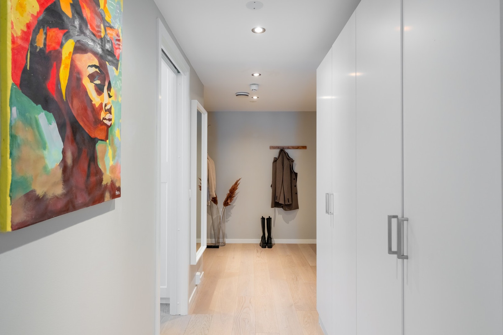 I entreen er det godt med lagringsplass i en stor garderobeløsning. Det er i tillegg fin plass til speil, knaggrekke og skohylle. Galleribilde