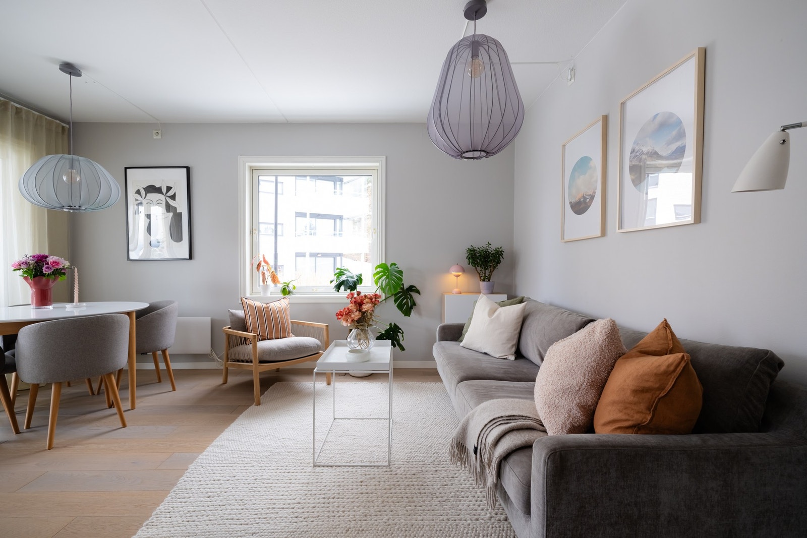 Da dette er en hjørneleilighet får man godt med lysinnslipp fra to sider. Den gode takhøyden er også med på å gi en ekstra god romfølelse. Galleribilde