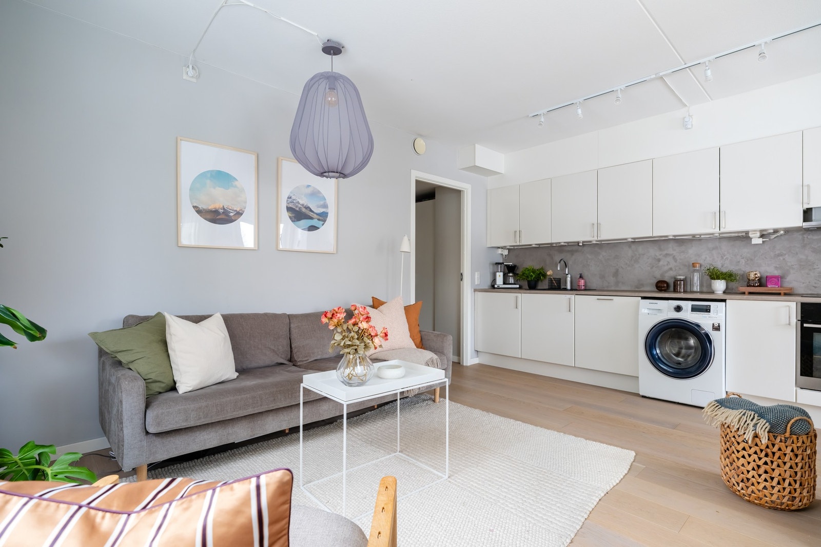 I leiligheten er det lyse veggflater, samt flott 1-stavs parkettgulv. Galleribilde